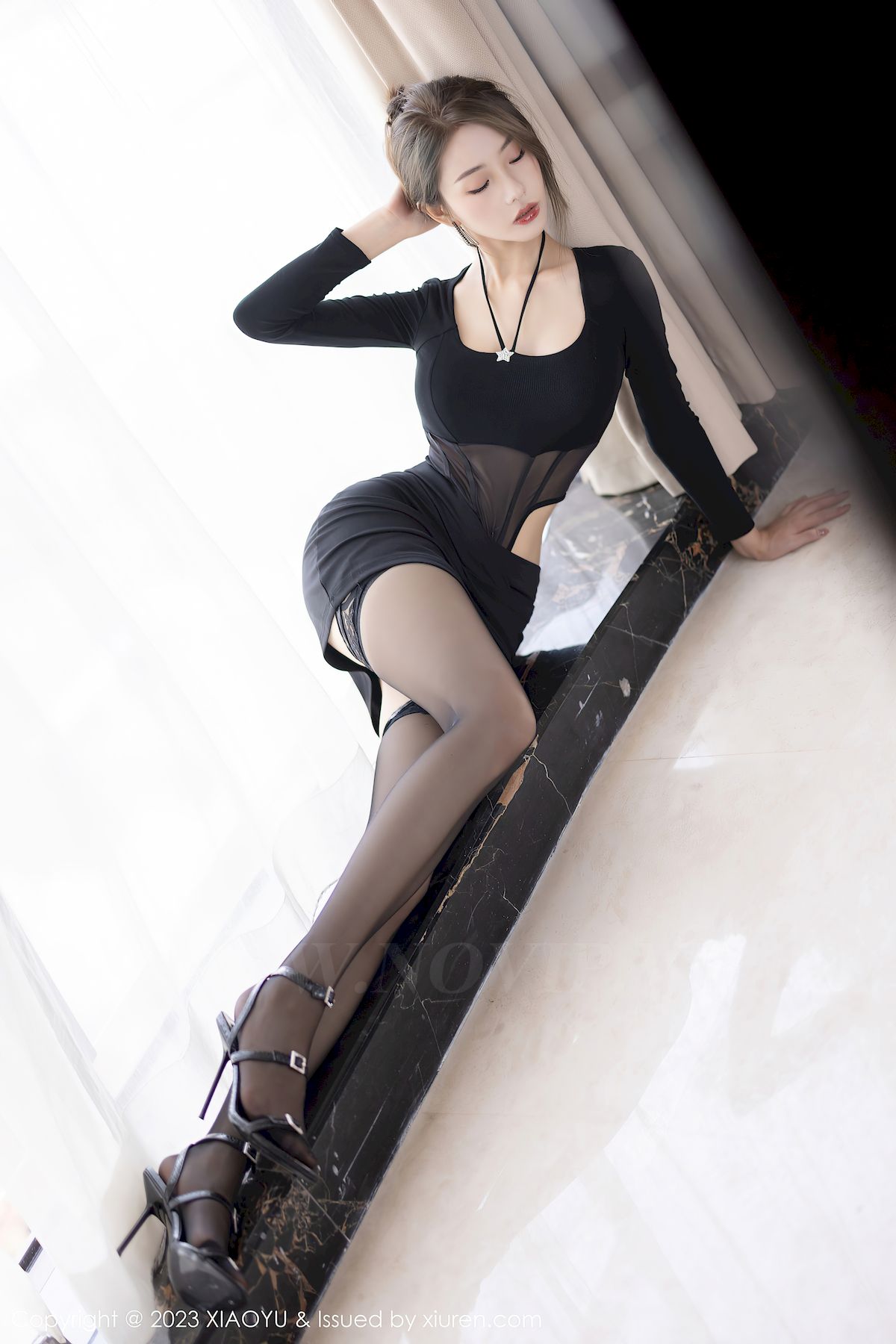 苏苏阿黑色上衣搭配黑色短裙性感写真