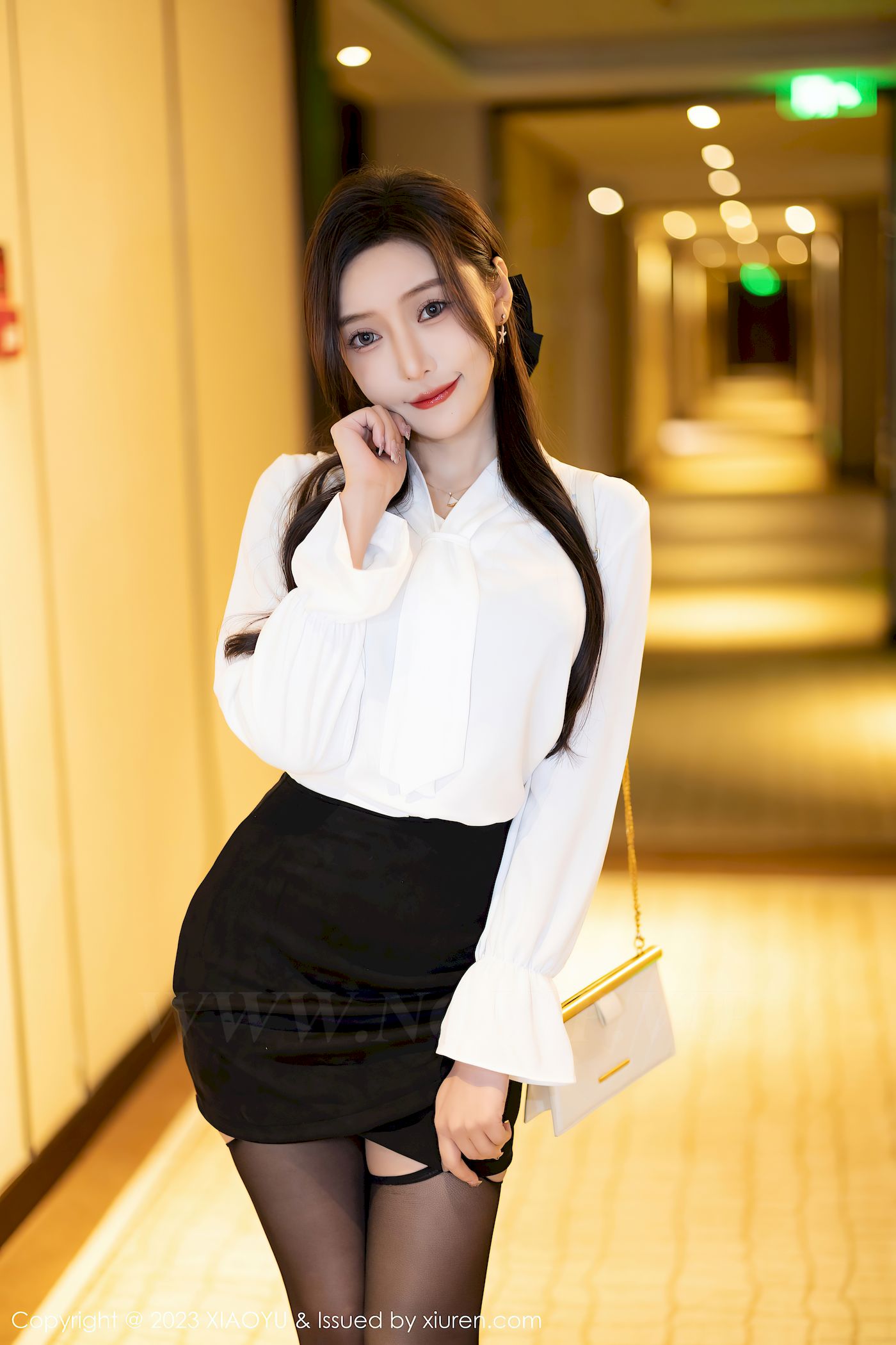 王馨瑶yanni白色上衣搭配黑色短裙写真