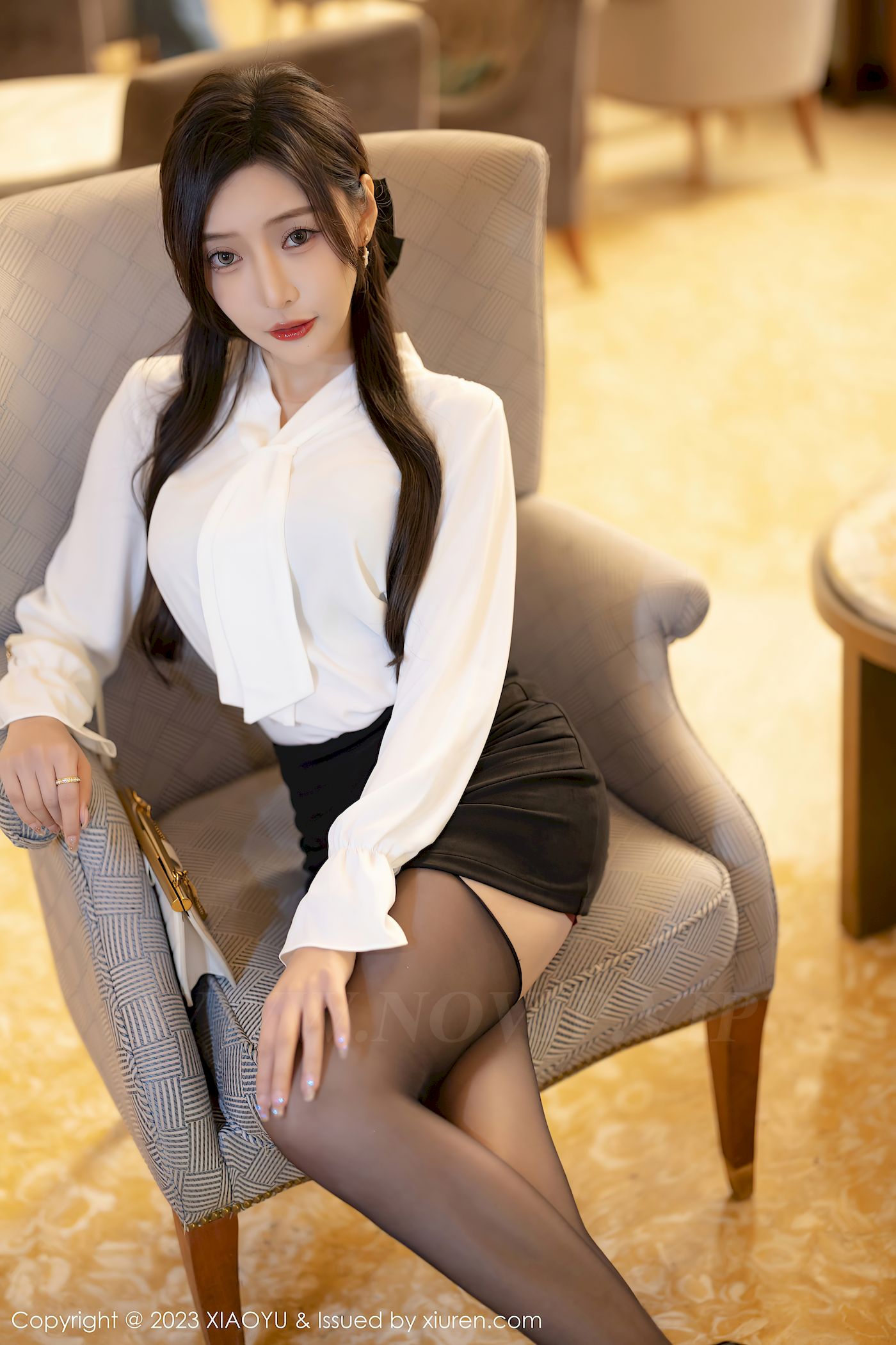 王馨瑶yanni白色上衣搭配黑色短裙写真