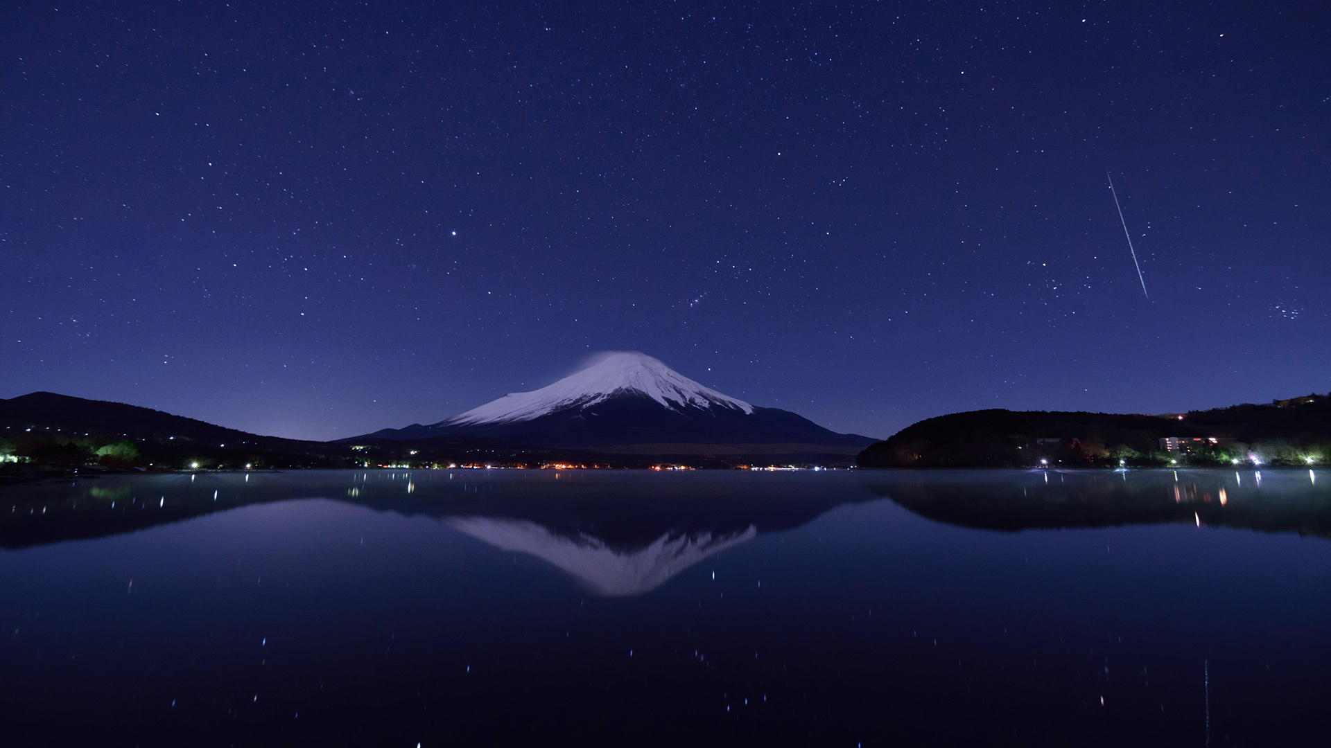 星空下发光的日本富士山