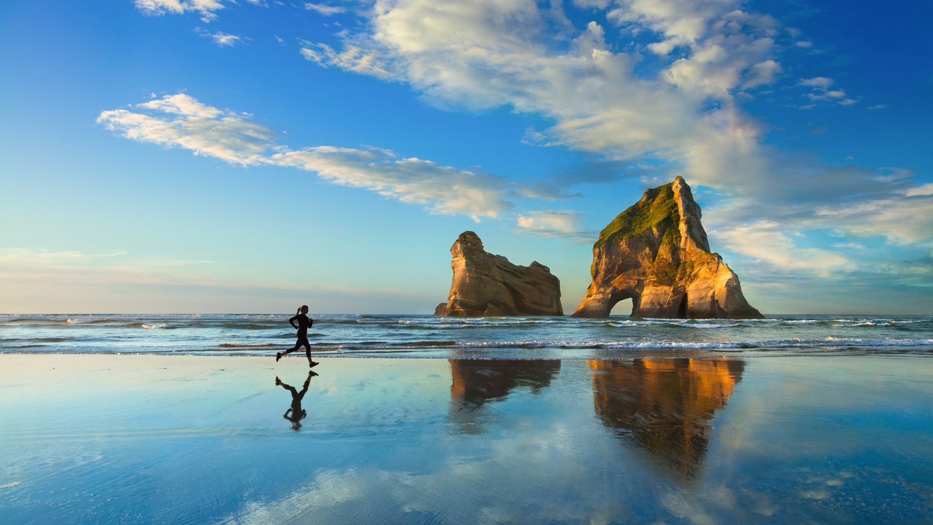 Windows10 美丽海边跑步的女孩剪影