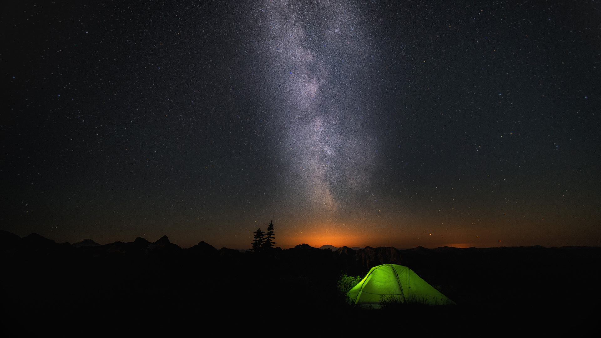 夜晚星空与帐篷的灯光