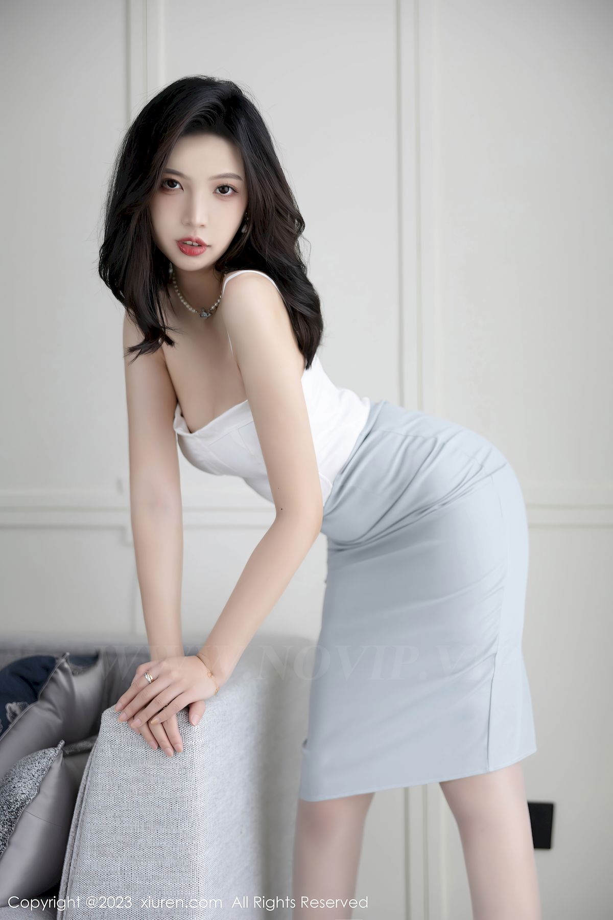郑颖姗Bev白色上衣搭配淡灰色短裙性感写真