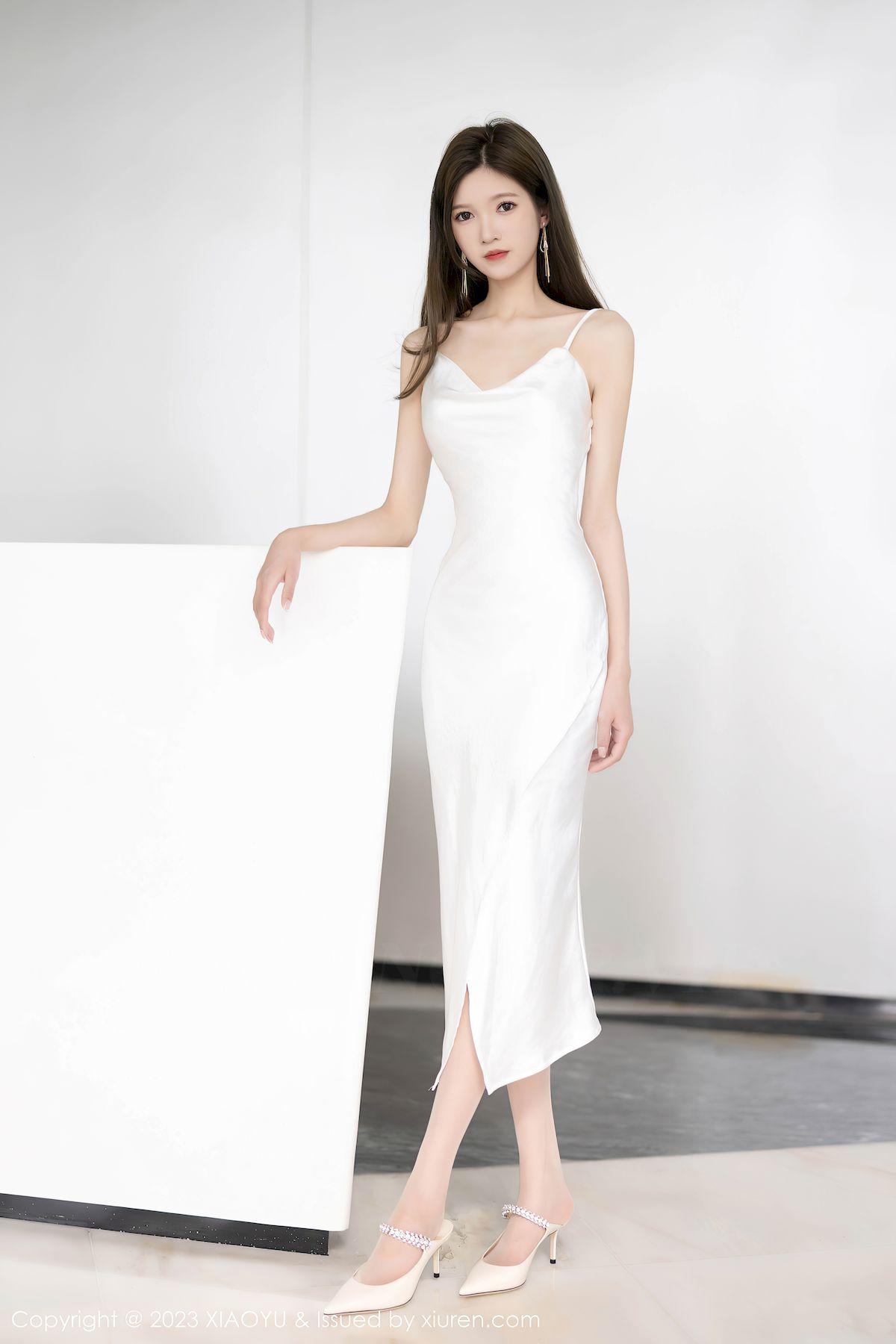 程程程-白色长裙搭配原色丝袜私房写真