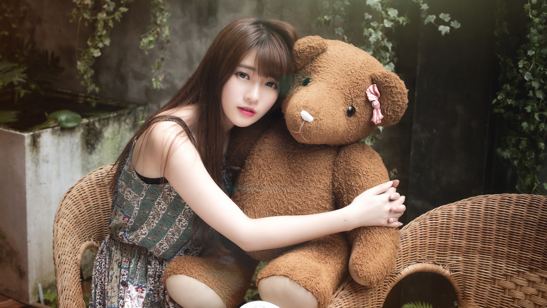 清纯美女和泰迪熊