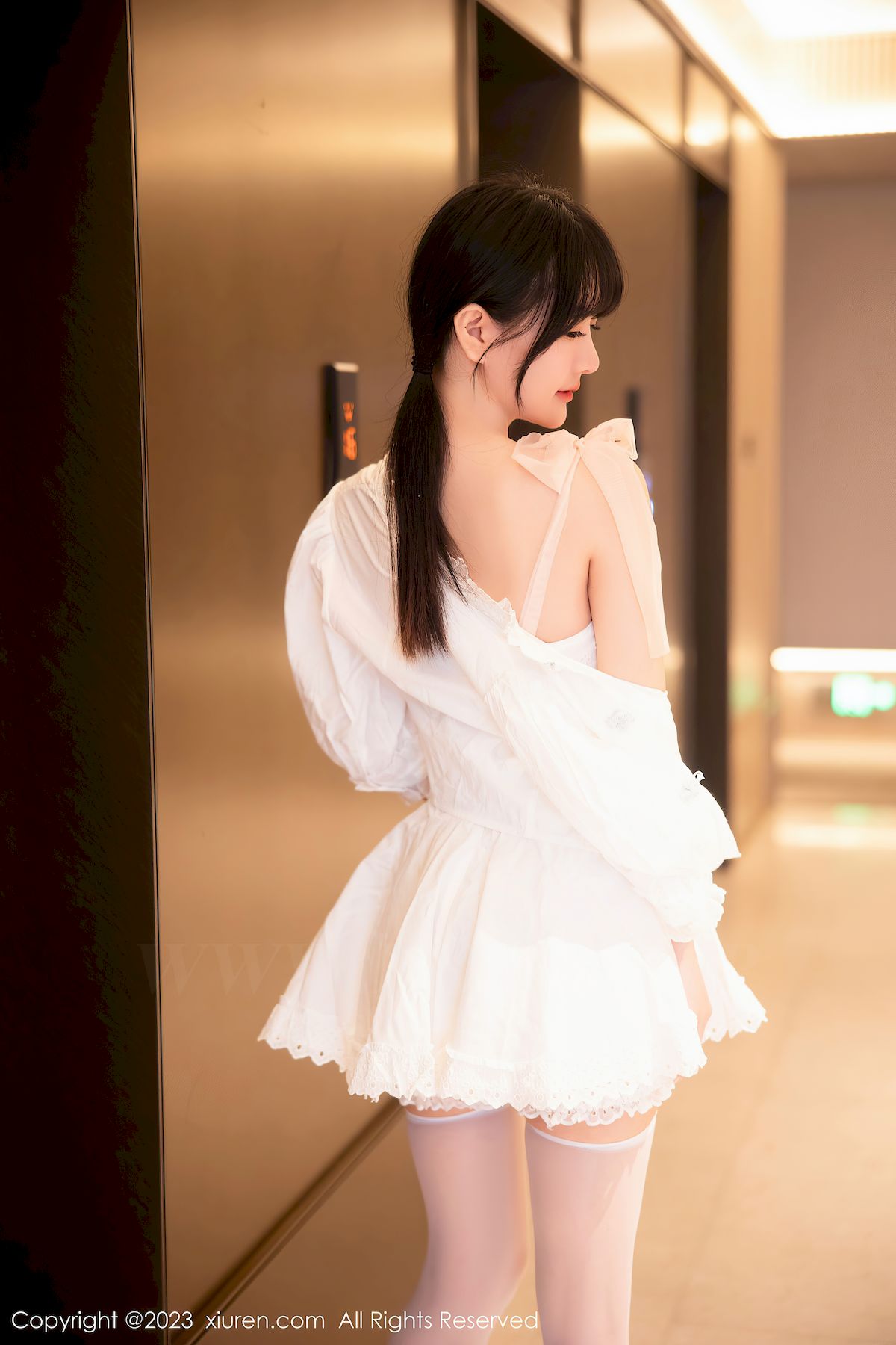 幼幼白色连衣短裙搭配白色丝袜性感写真