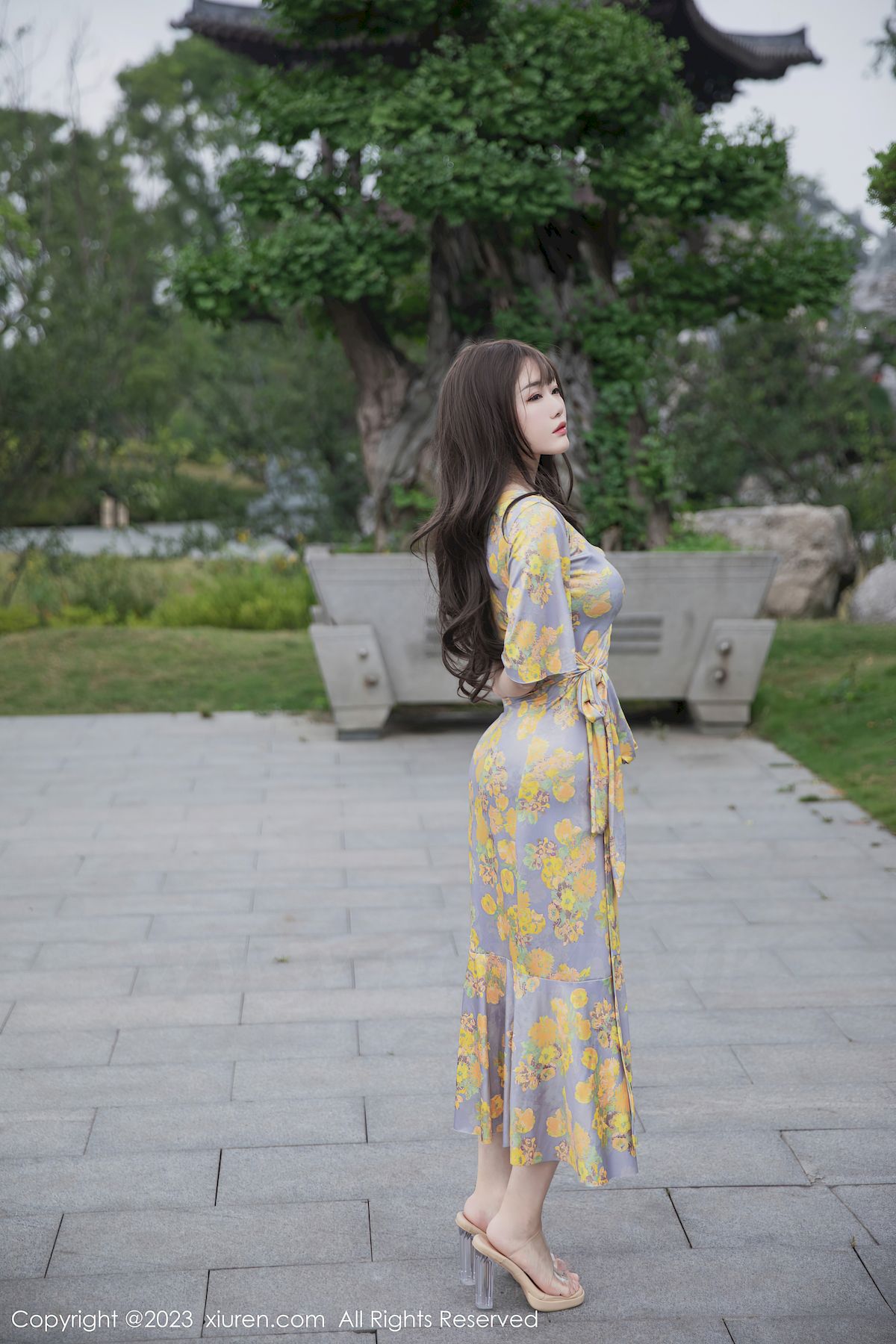 严利娅Yuliya黄灰色睡裙高挑身材性感写真