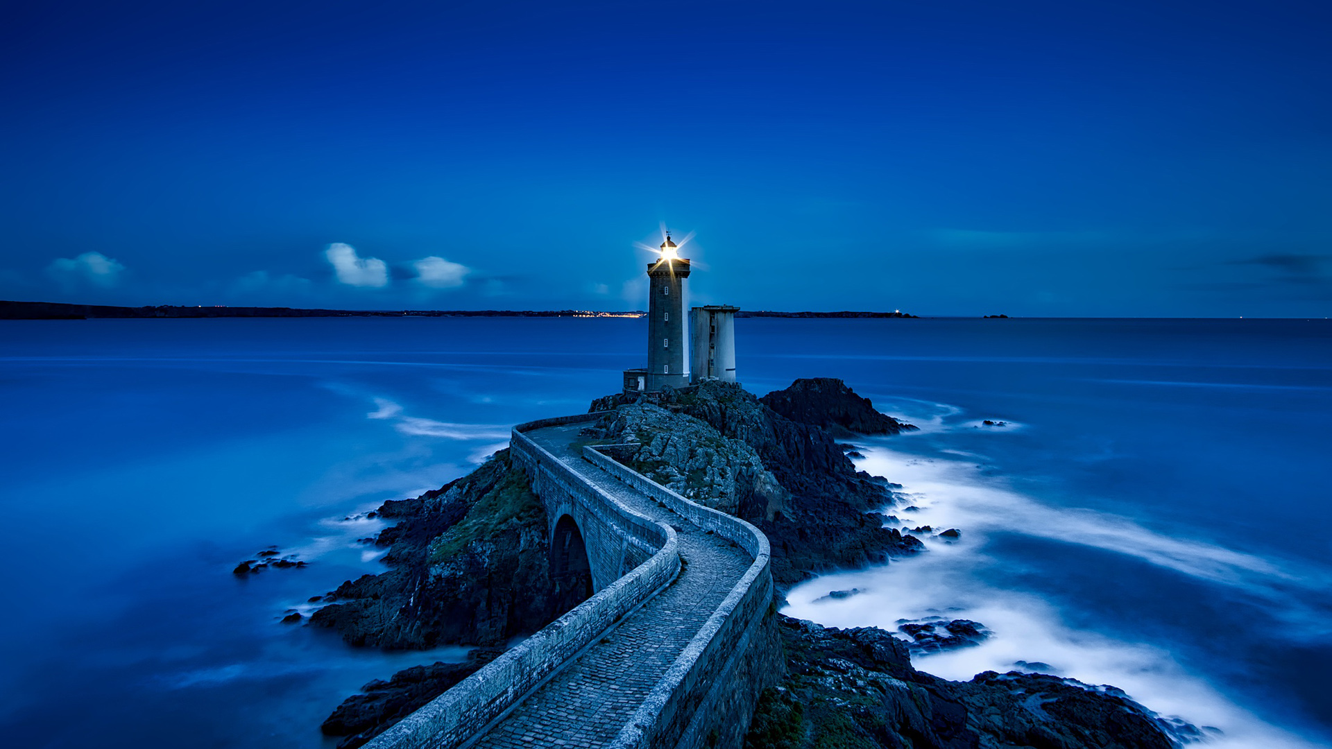 法国海岸夜晚灯塔风景