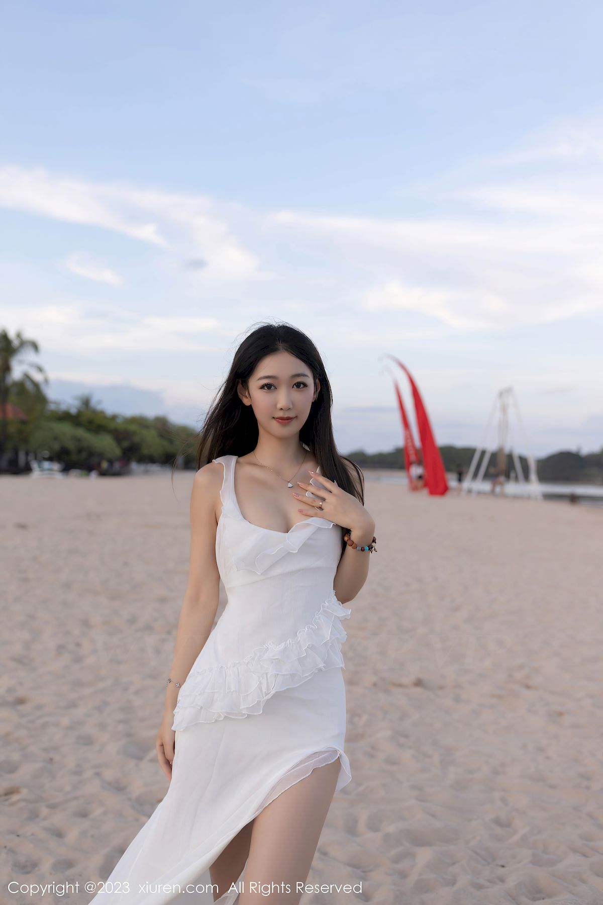 唐安琪白色长裙搭配原色丝袜巴厘岛旅拍