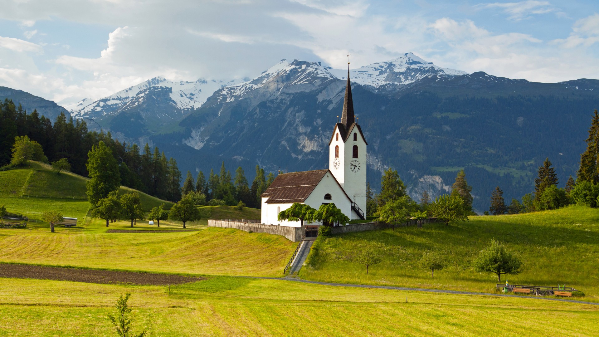 阿尔卑斯山下的孤独教堂