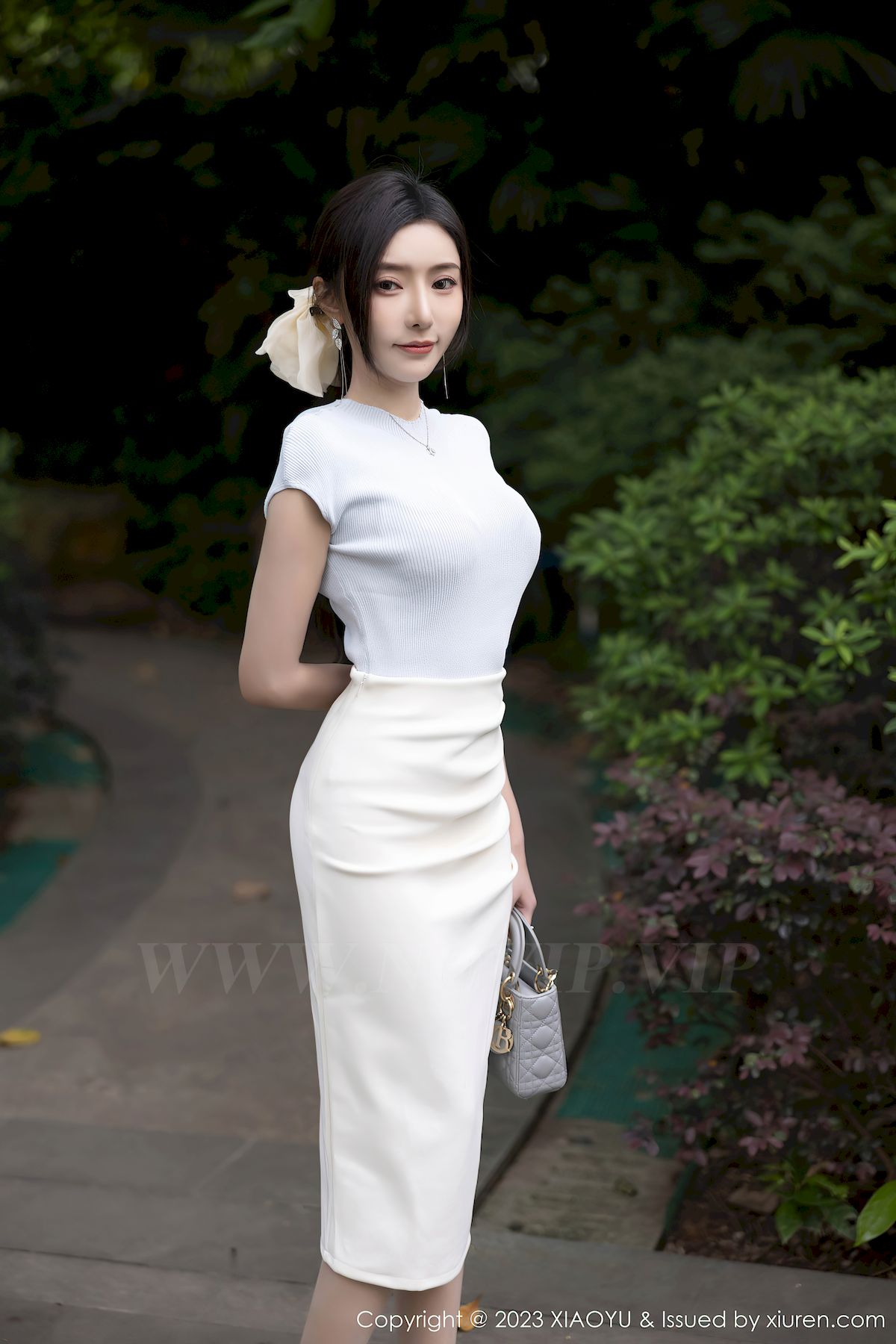 王馨瑶yanni浅色上衣搭配白色短裙写真
