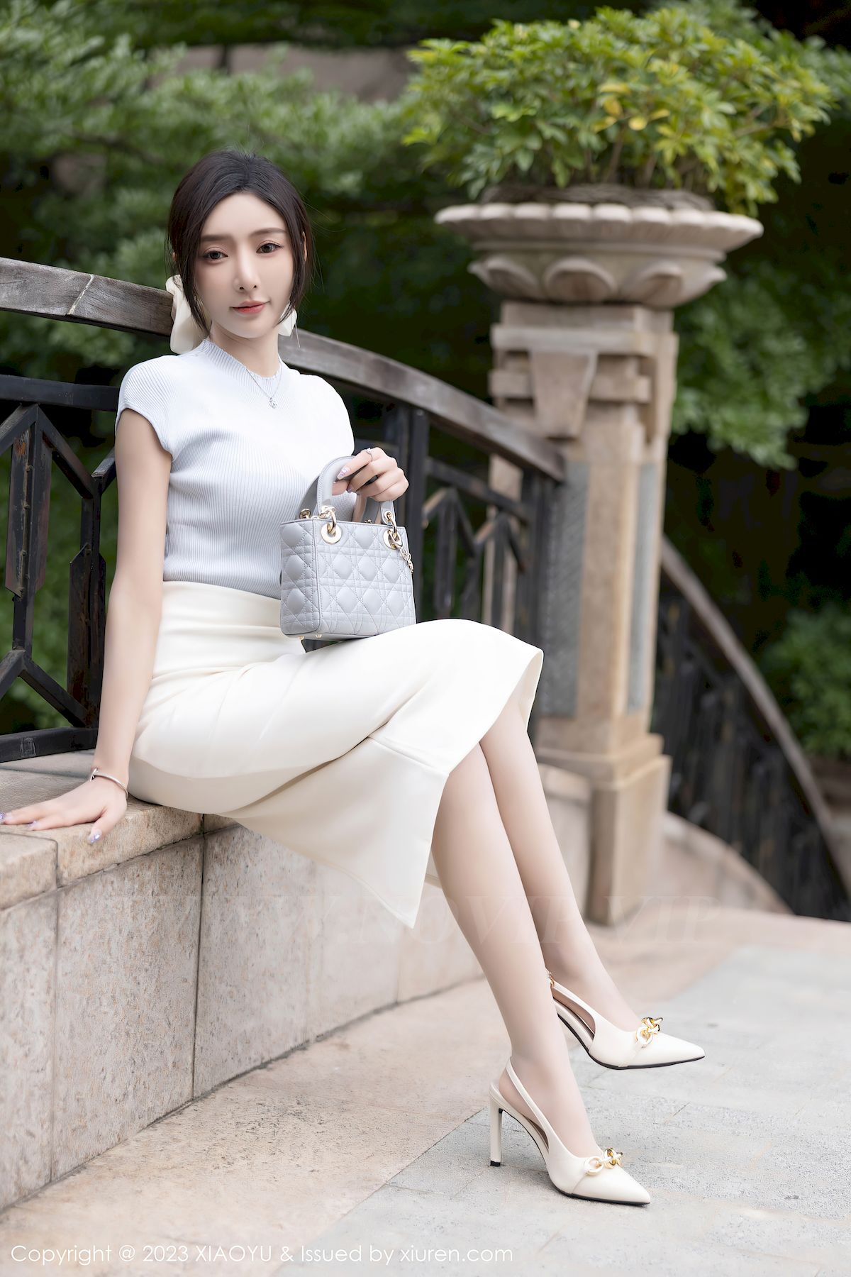 王馨瑶yanni浅色上衣搭配白色短裙写真
