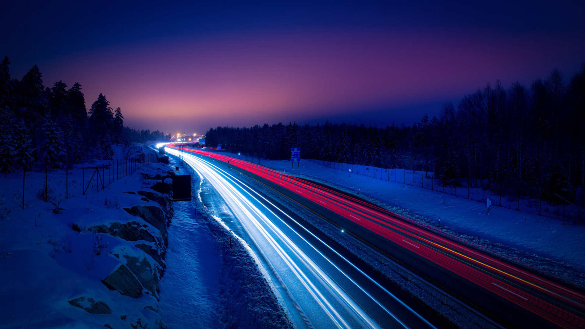 冬天夜晚雪景包围的公路
