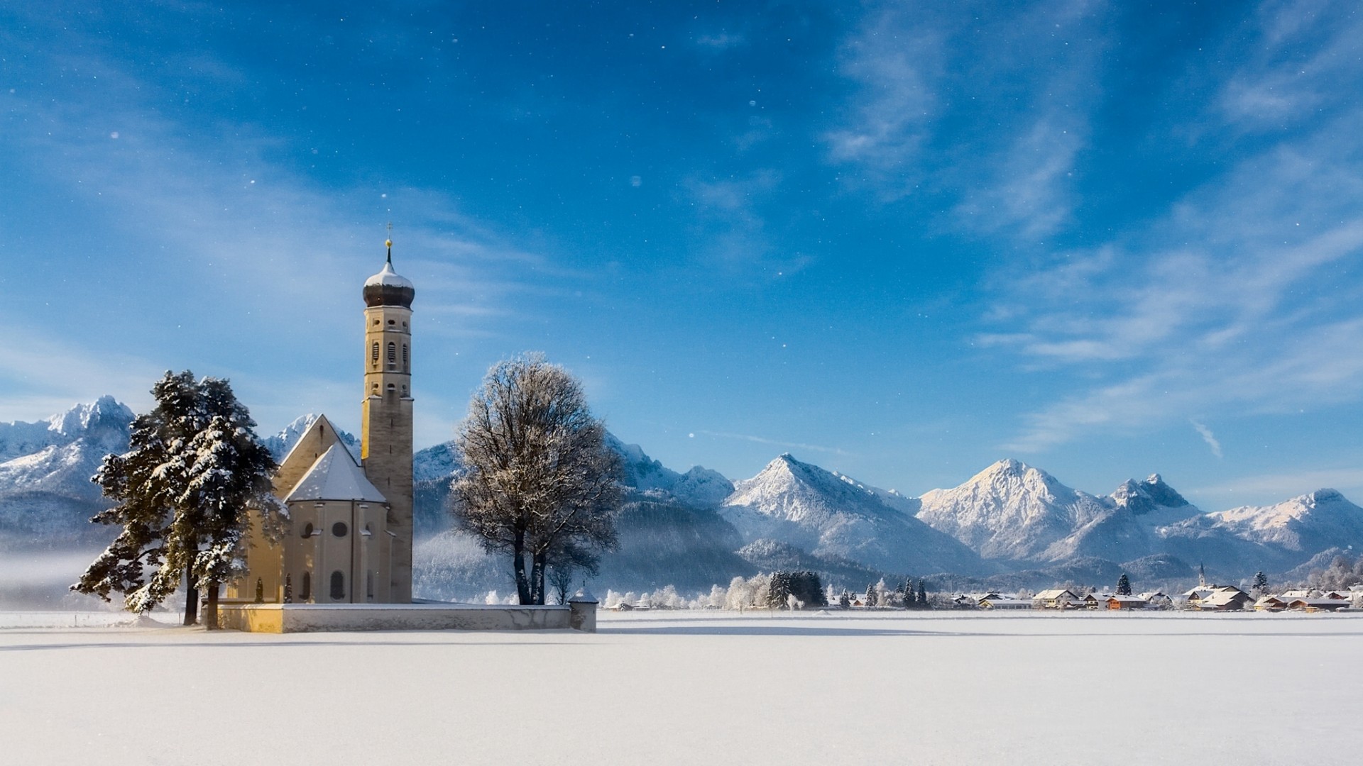 阿尔卑斯山下的孤独教堂