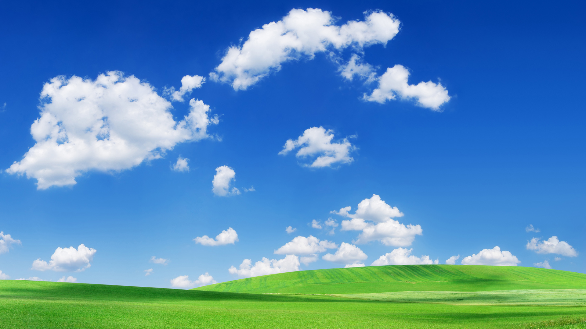 蓝天白云与绿草地