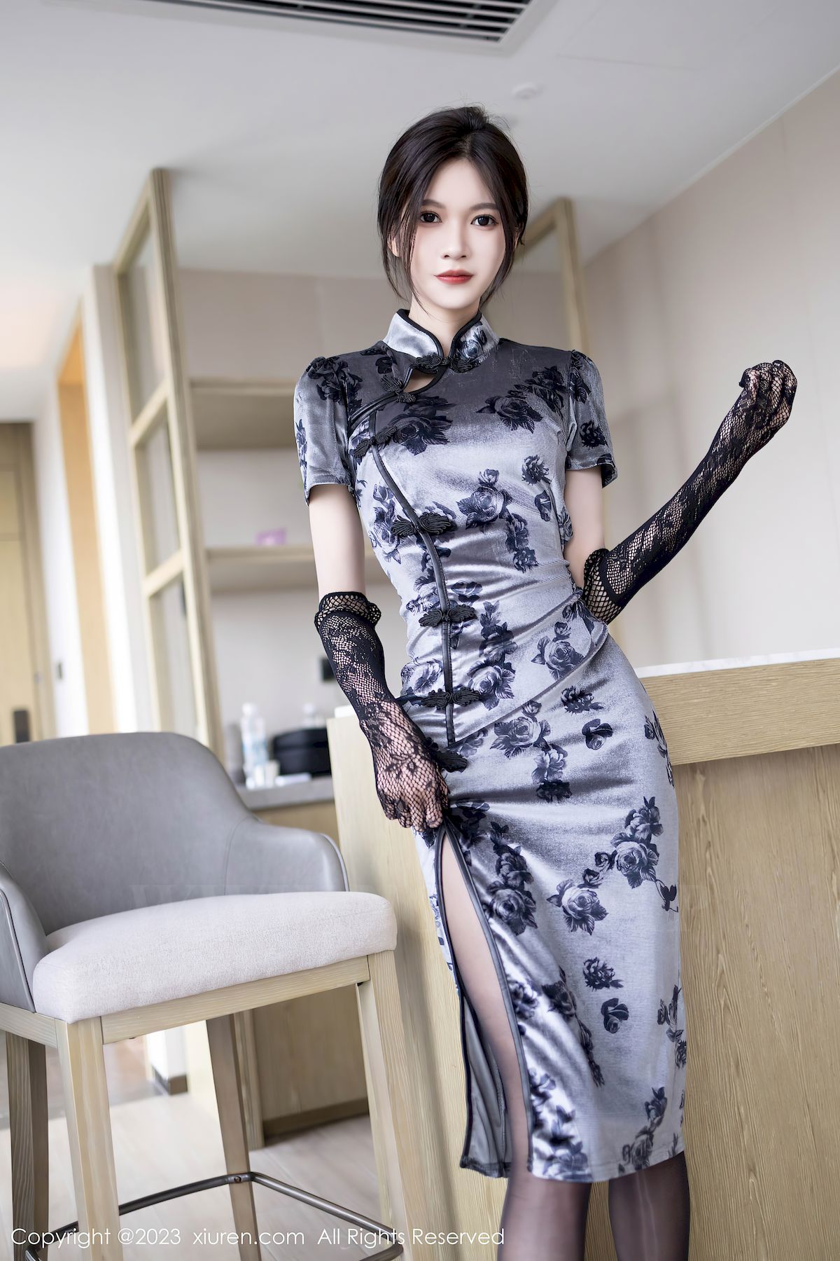 程程程-薄纱旗袍服饰搭配黑丝性感写真
