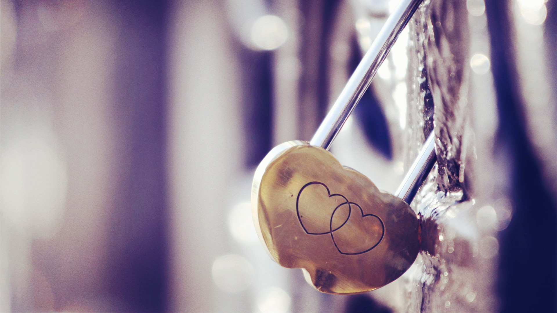 灯柱锁上的爱情锁