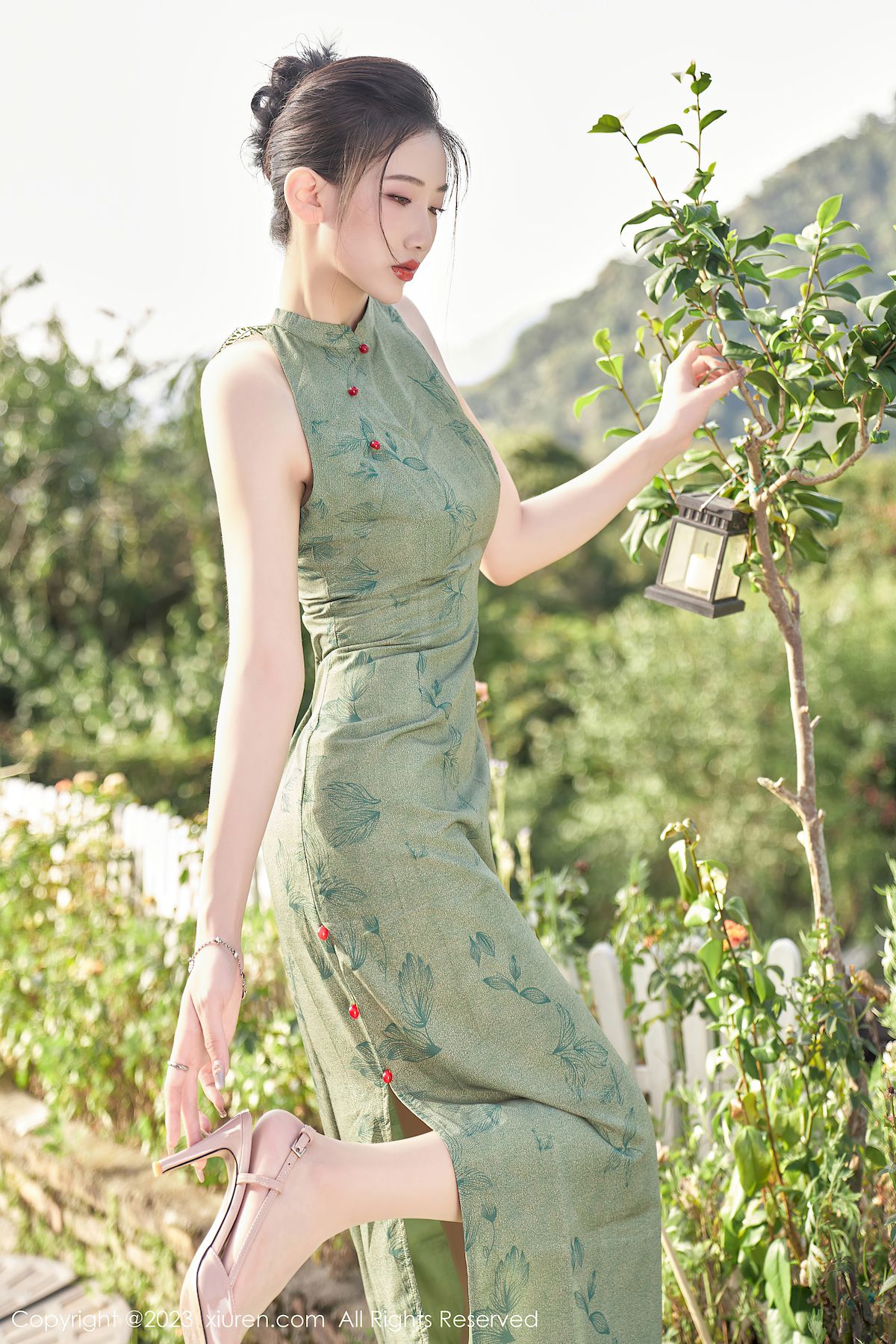 沈青黛翠绿色旗袍搭配曼妙身姿性感写真