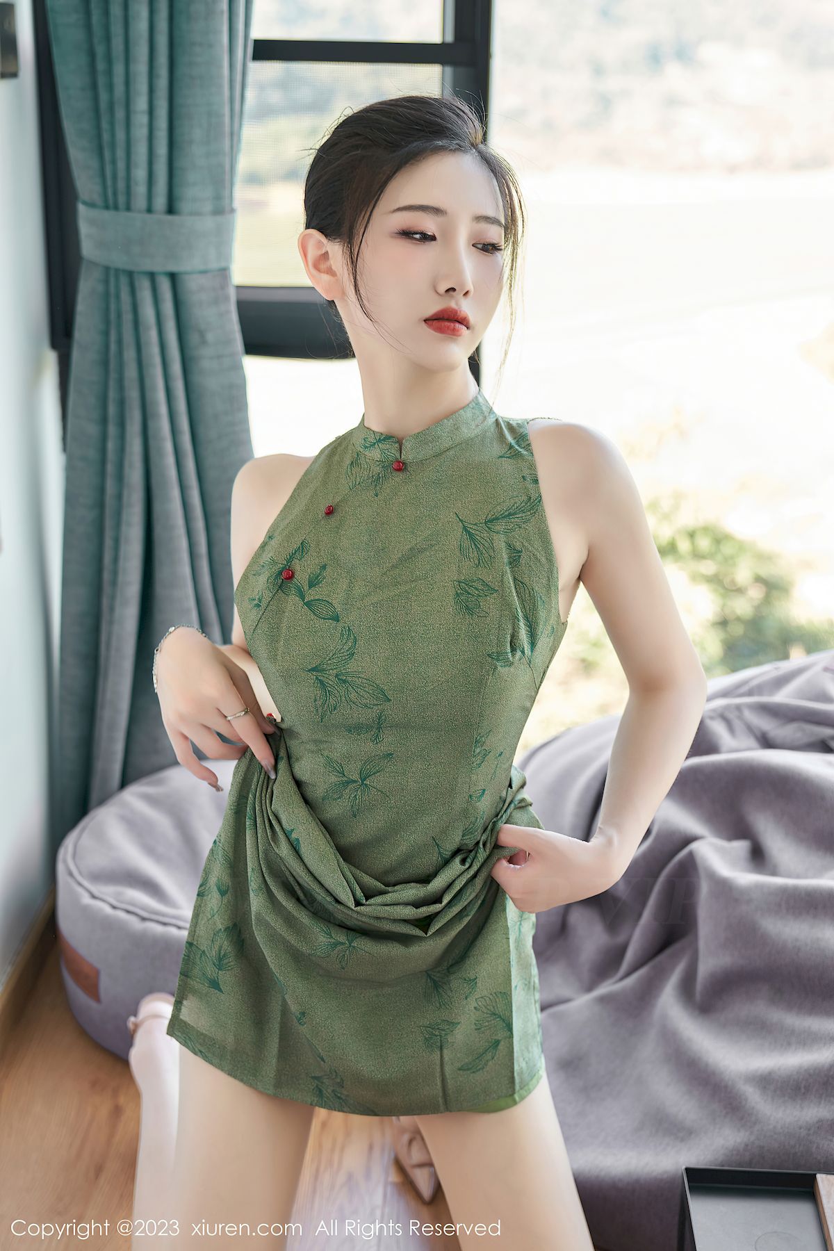 沈青黛翠绿色旗袍搭配曼妙身姿性感写真
