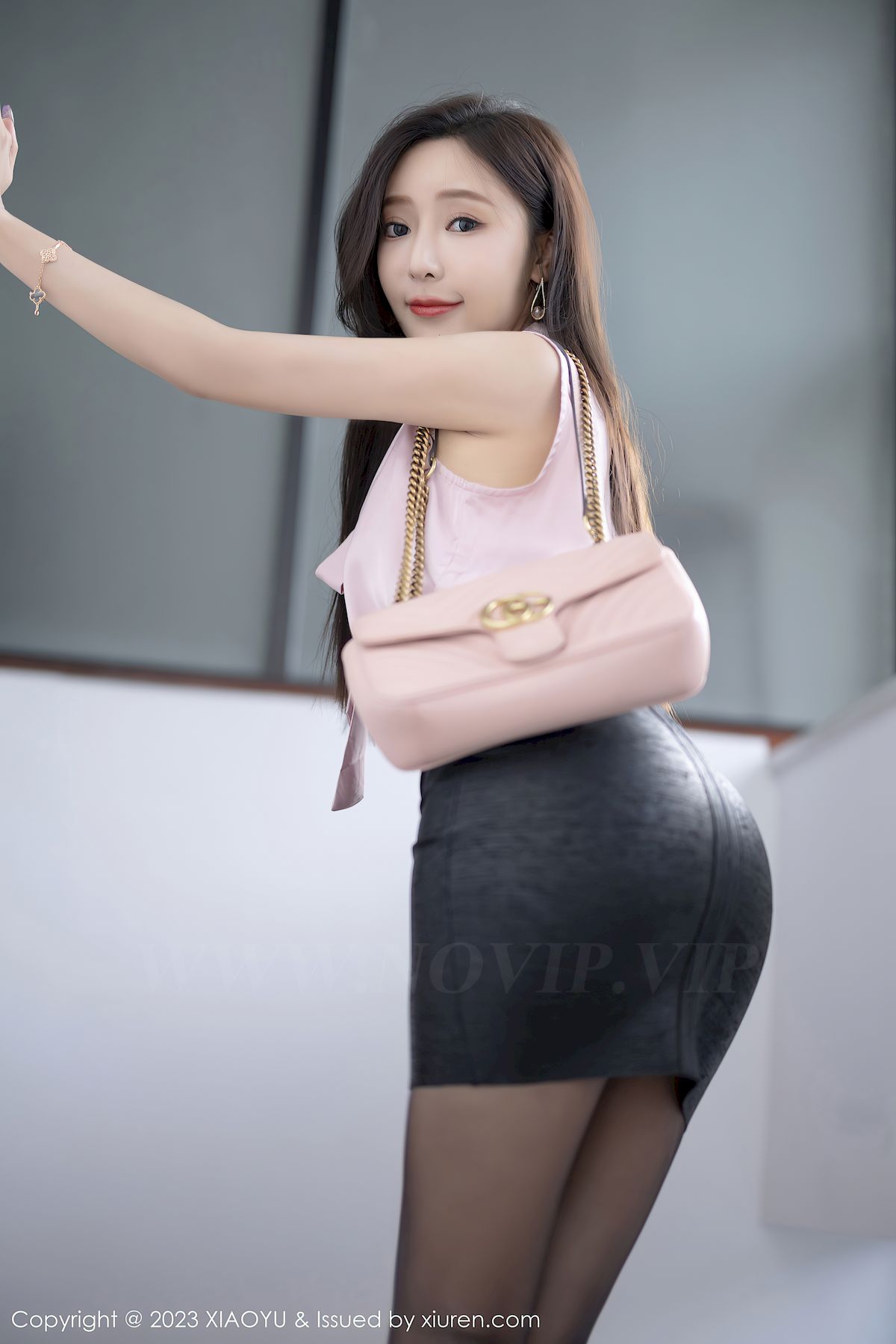 [秀人XiuRen] No.4606 女神芝芝Booty - 粉色上衣+黑色短裙性感写真(5) - 美图131