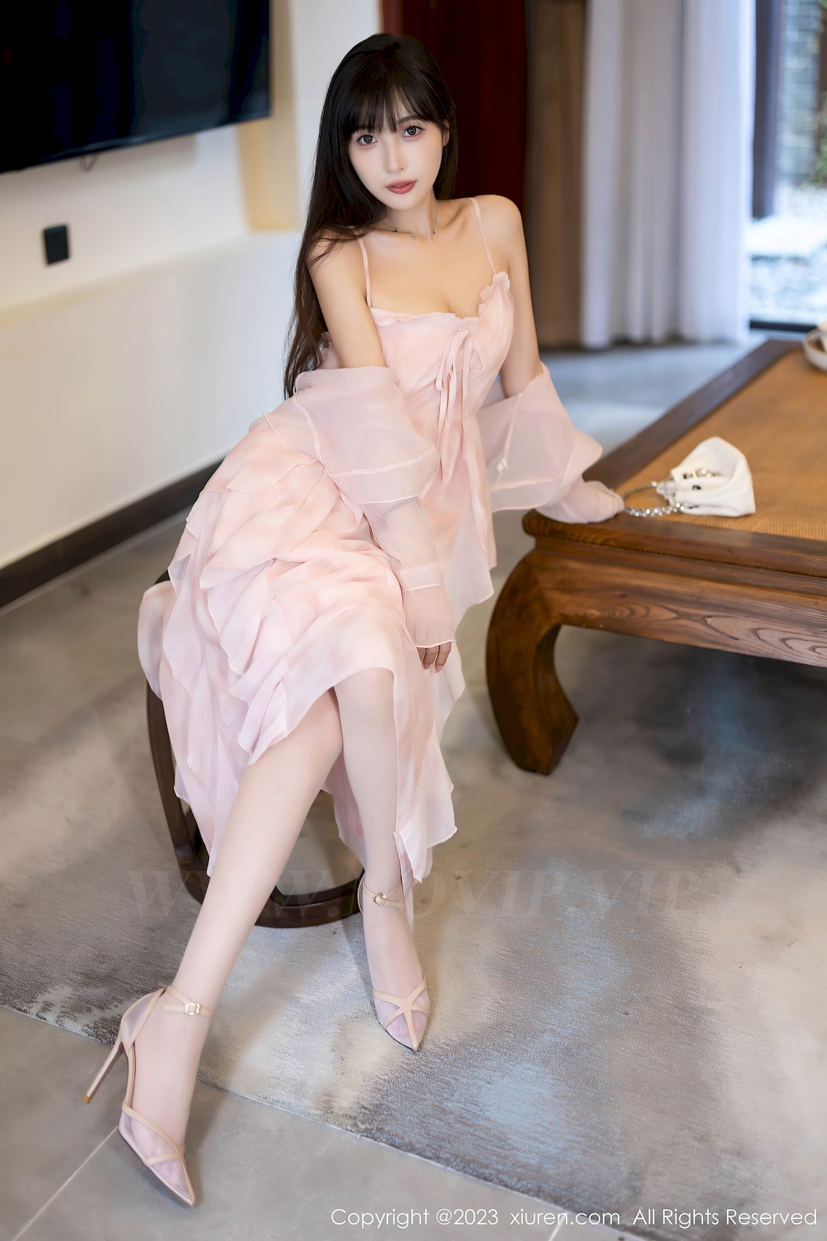 模特林星阑粉色长裙搭配粉色丝袜安吉旅拍