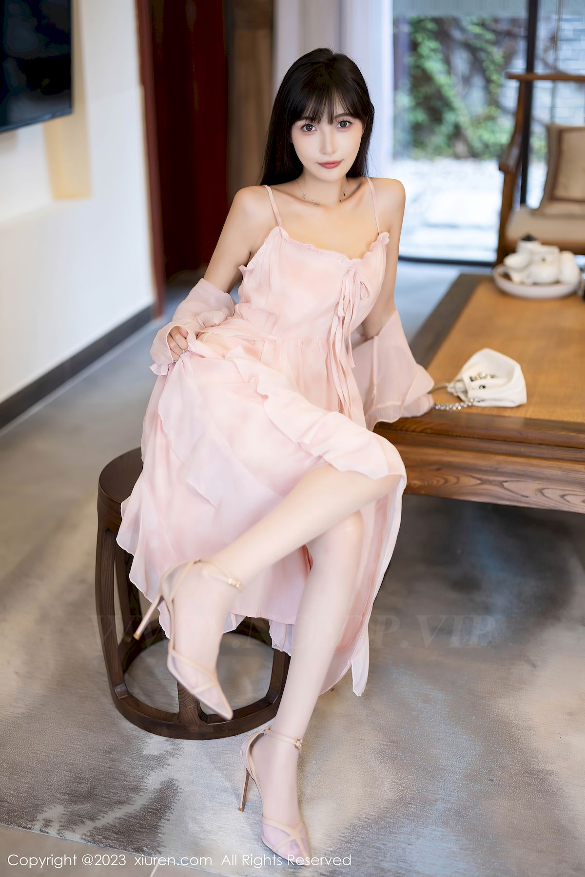 模特林星阑粉色长裙搭配粉色丝袜安吉旅拍