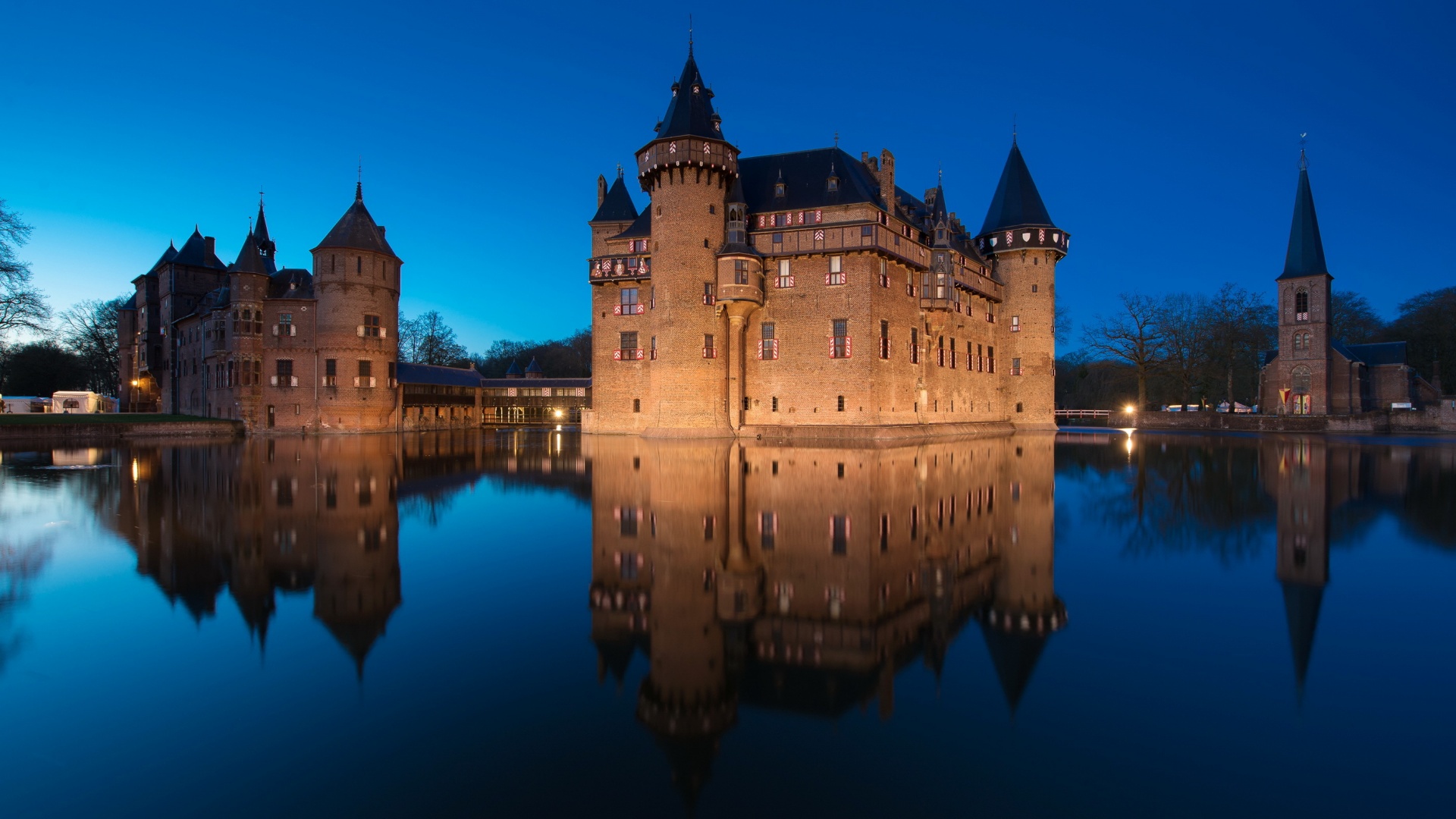 荷兰最负盛名的水上城堡夜晚风景