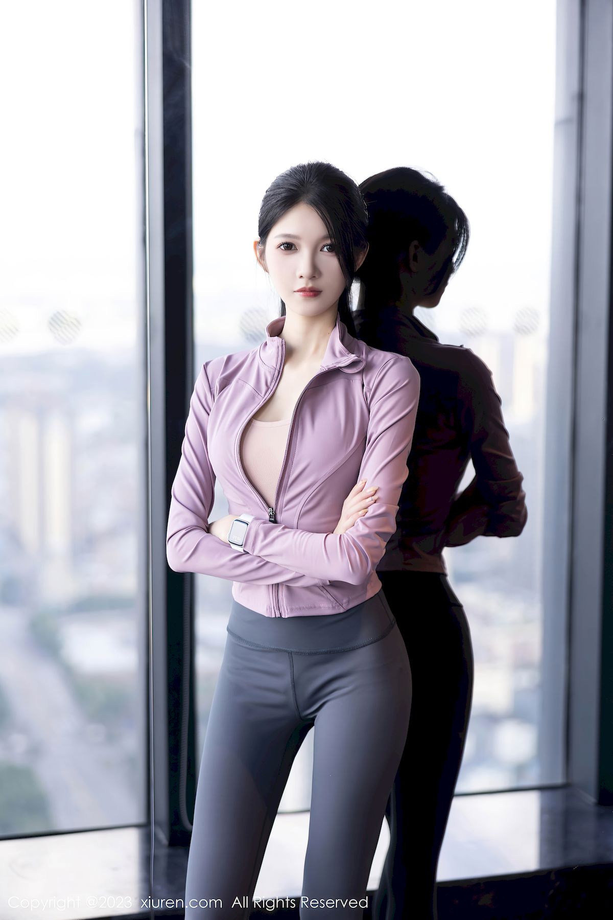 程程程-紫灰色上衣搭配灰色运动裤性感写真