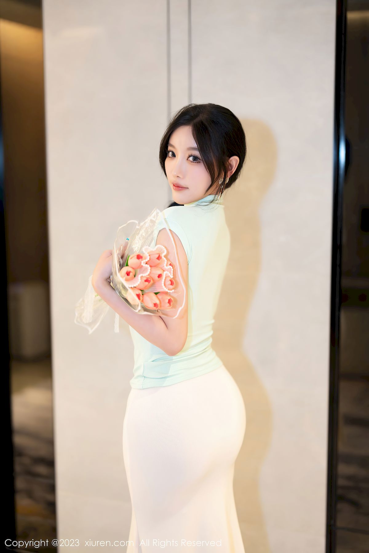 杨晨晨Yome淡绿色上衣搭配白色短裙性感写真