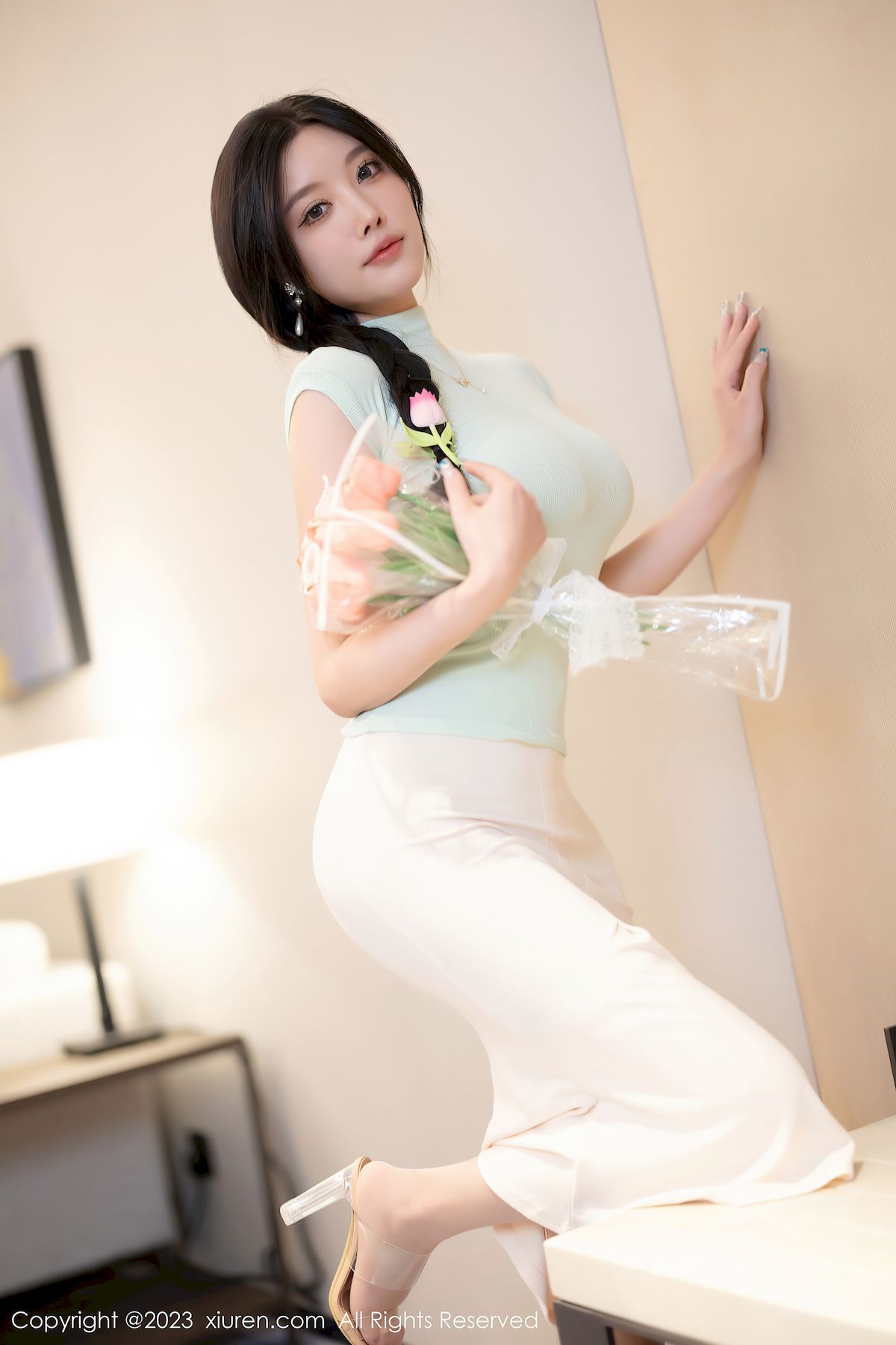 杨晨晨Yome淡绿色上衣搭配白色短裙性感写真