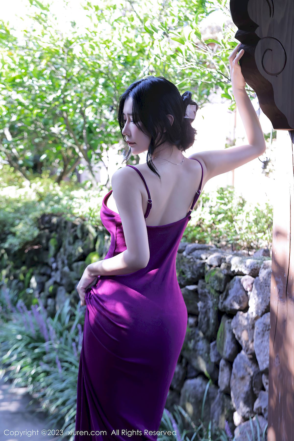 尹甜甜紫色吊带长裙性感身材济州岛旅拍