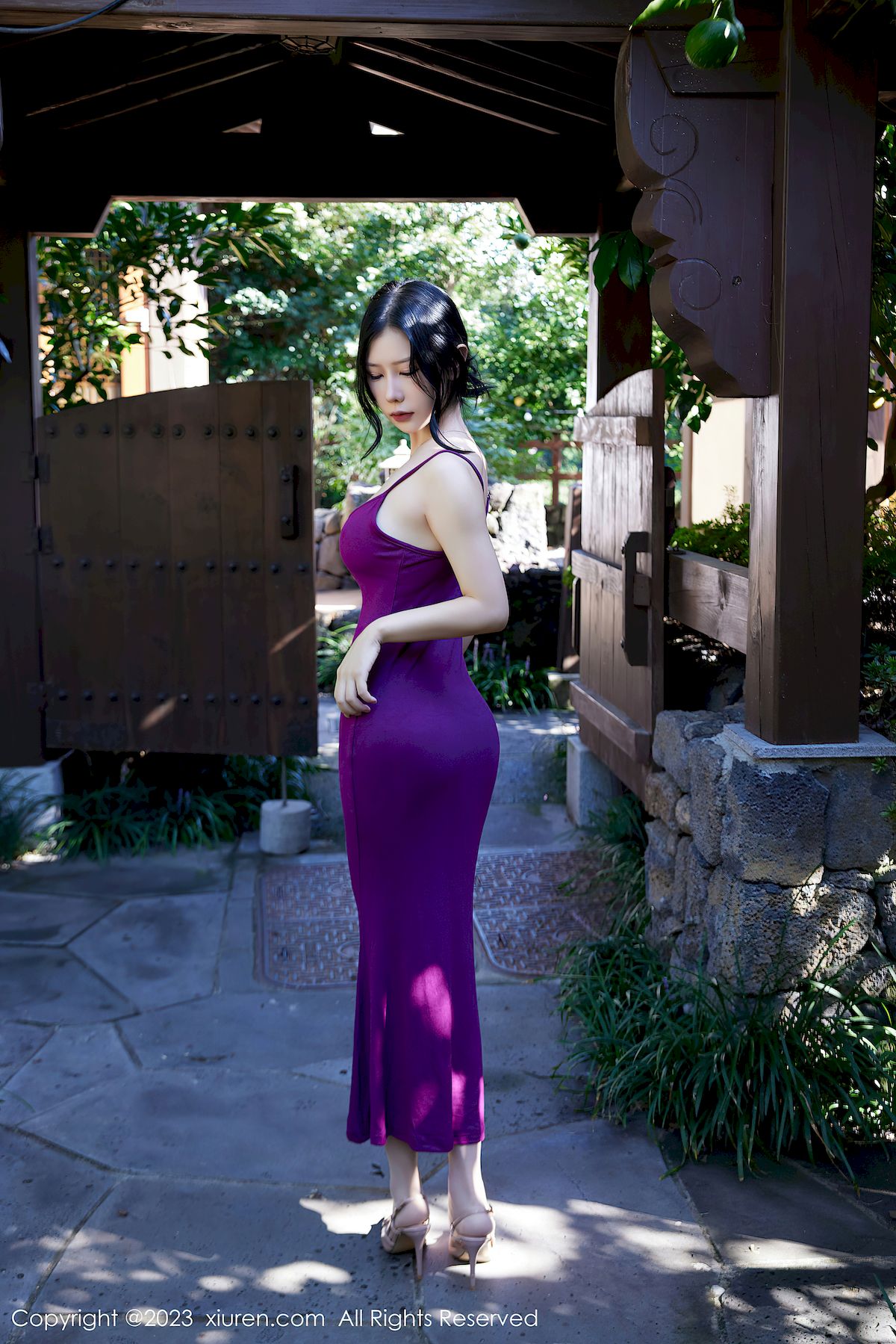 尹甜甜紫色吊带长裙性感身材济州岛旅拍