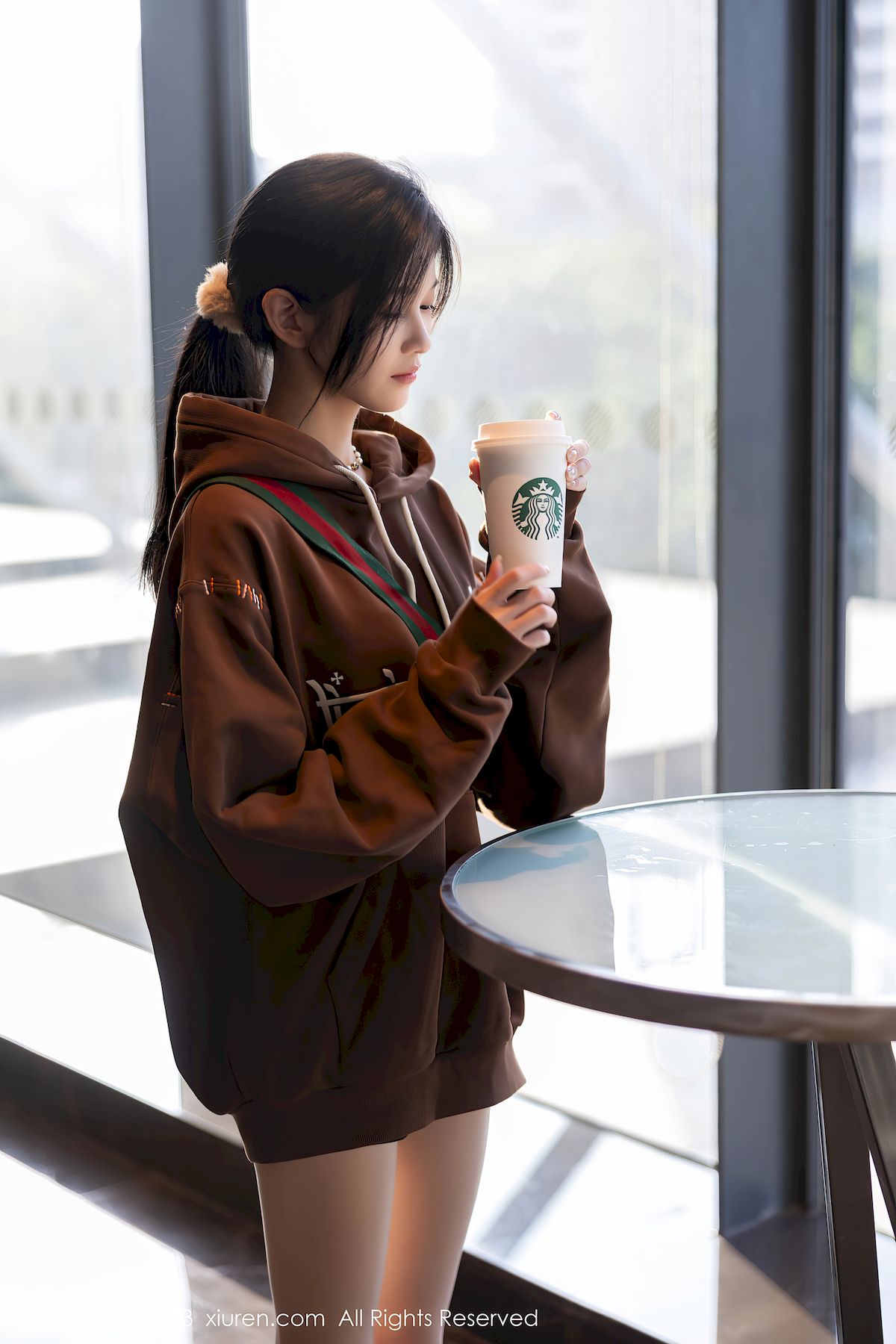 程程程-咖啡色卫衣搭配原色丝袜性感写真