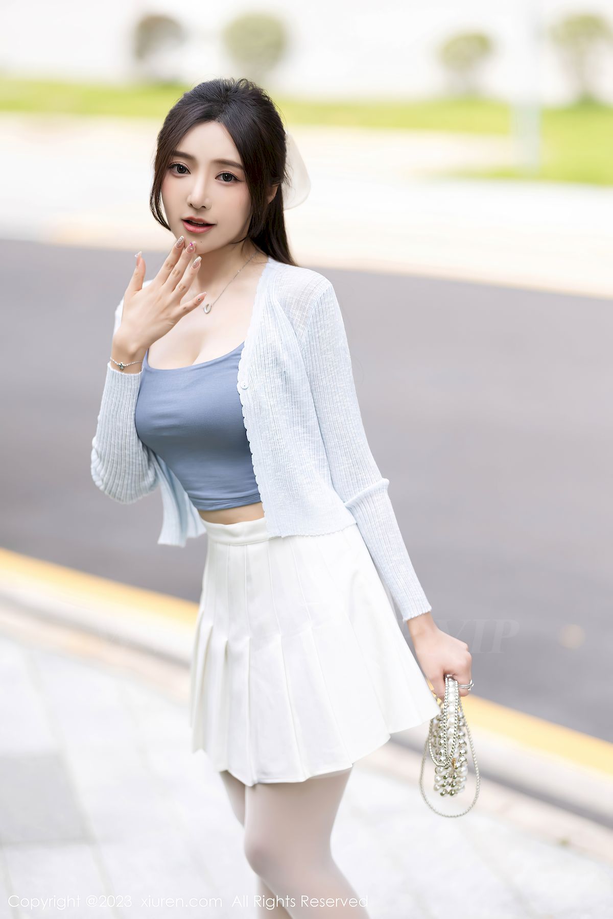 王馨瑶yanni浅色服饰搭配白色短裙安吉旅拍