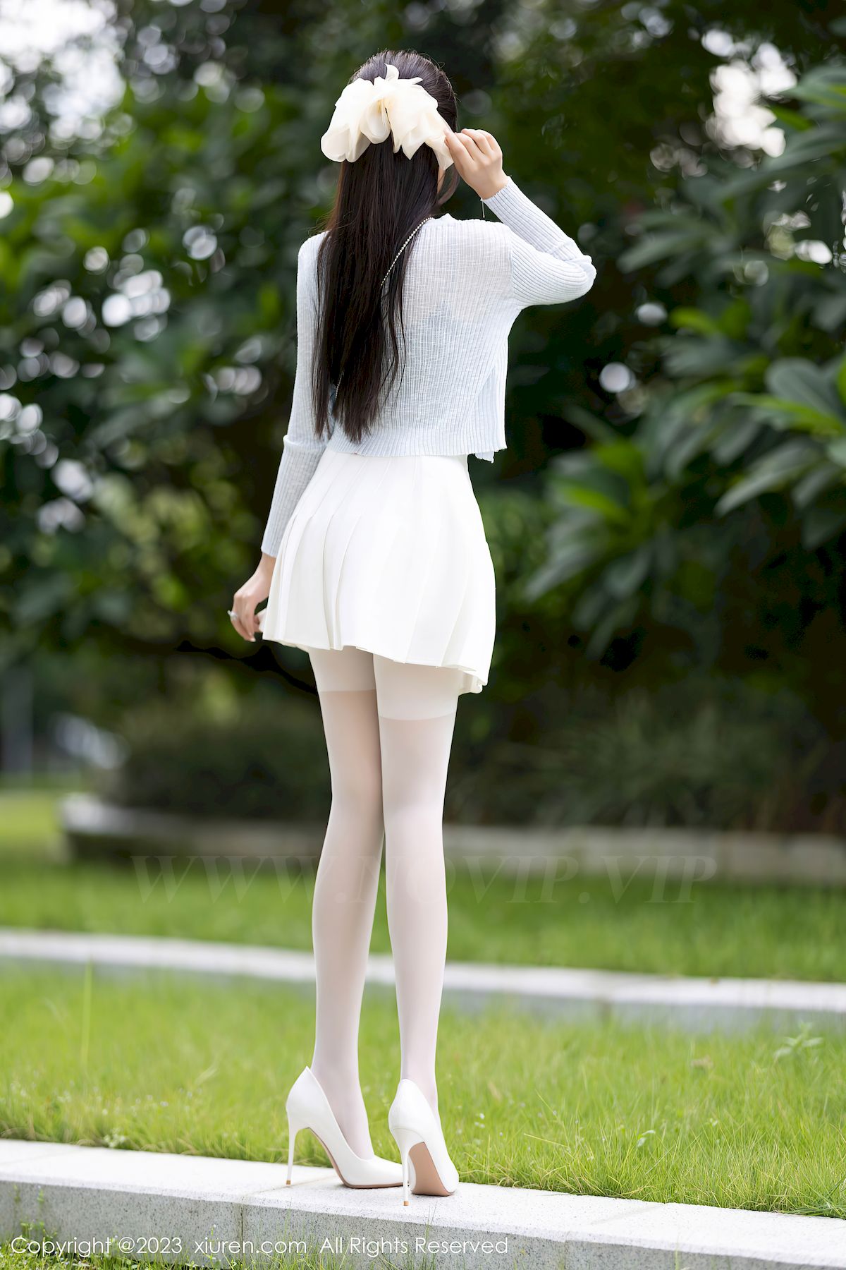 王馨瑶yanni浅色服饰搭配白色短裙安吉旅拍