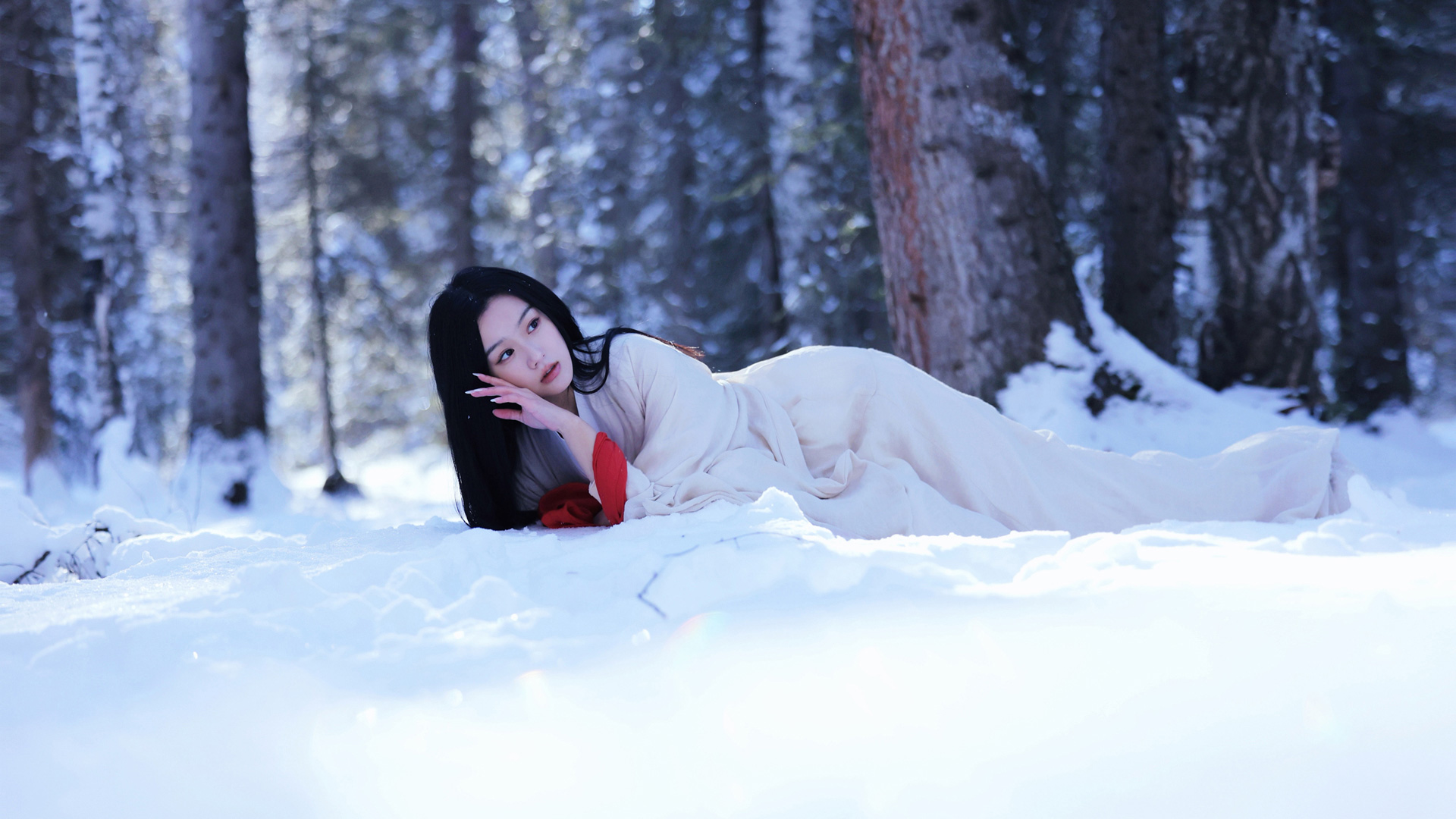雪地上侧卧的汉服美女