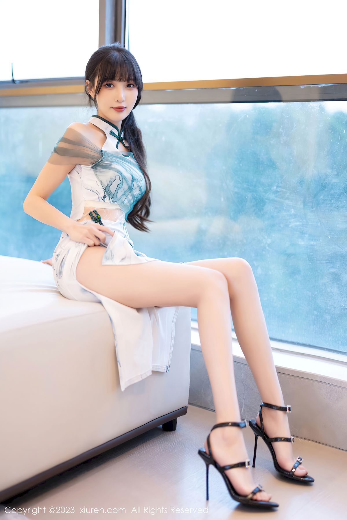 林星阑白色带图案旗袍服饰修长美腿写真