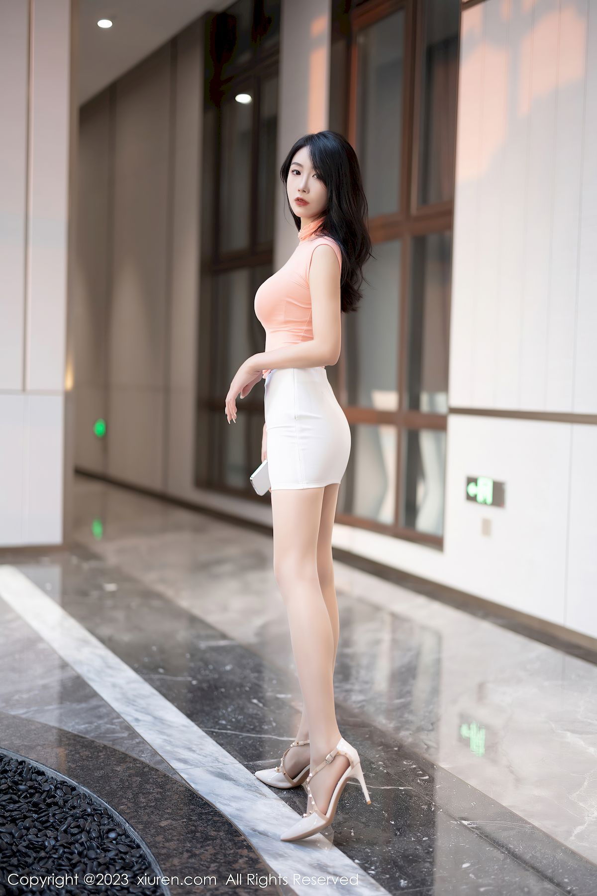 苏苏阿淡红色上衣搭配白色短裙性感写真