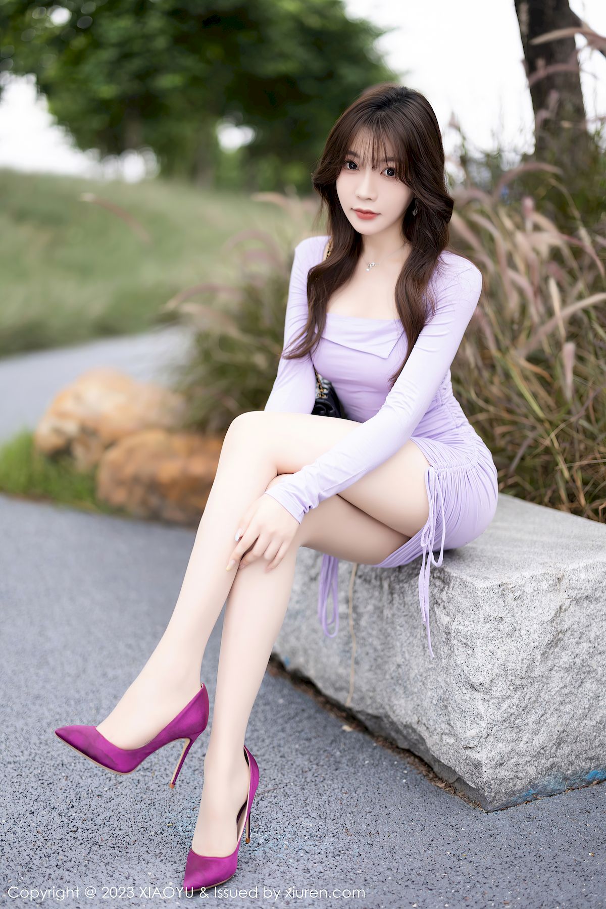 徐莉芝Booty淡紫短裙搭配原色丝袜性感写真