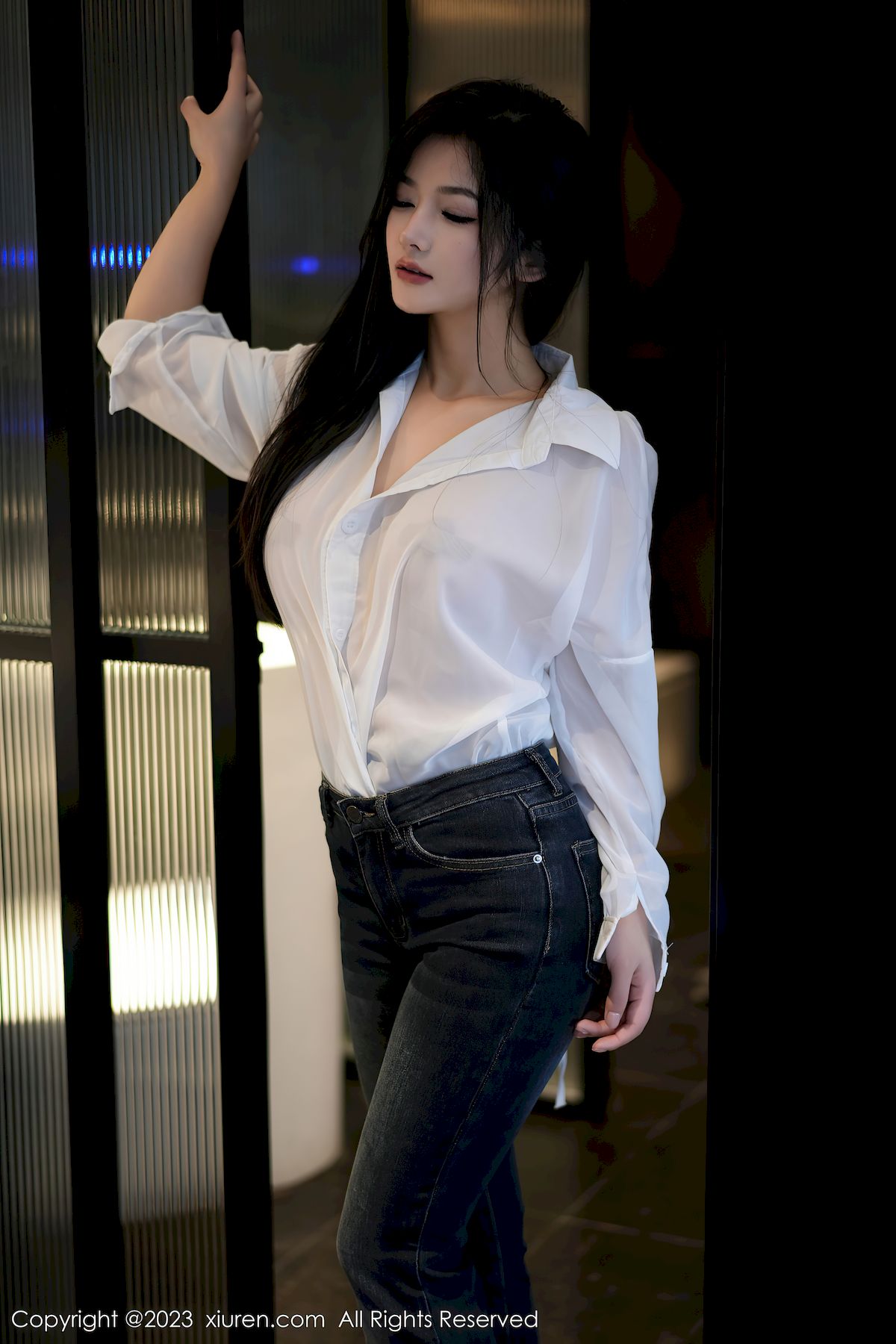 谭小灵白衬衫搭配简约牛仔裤性感写真