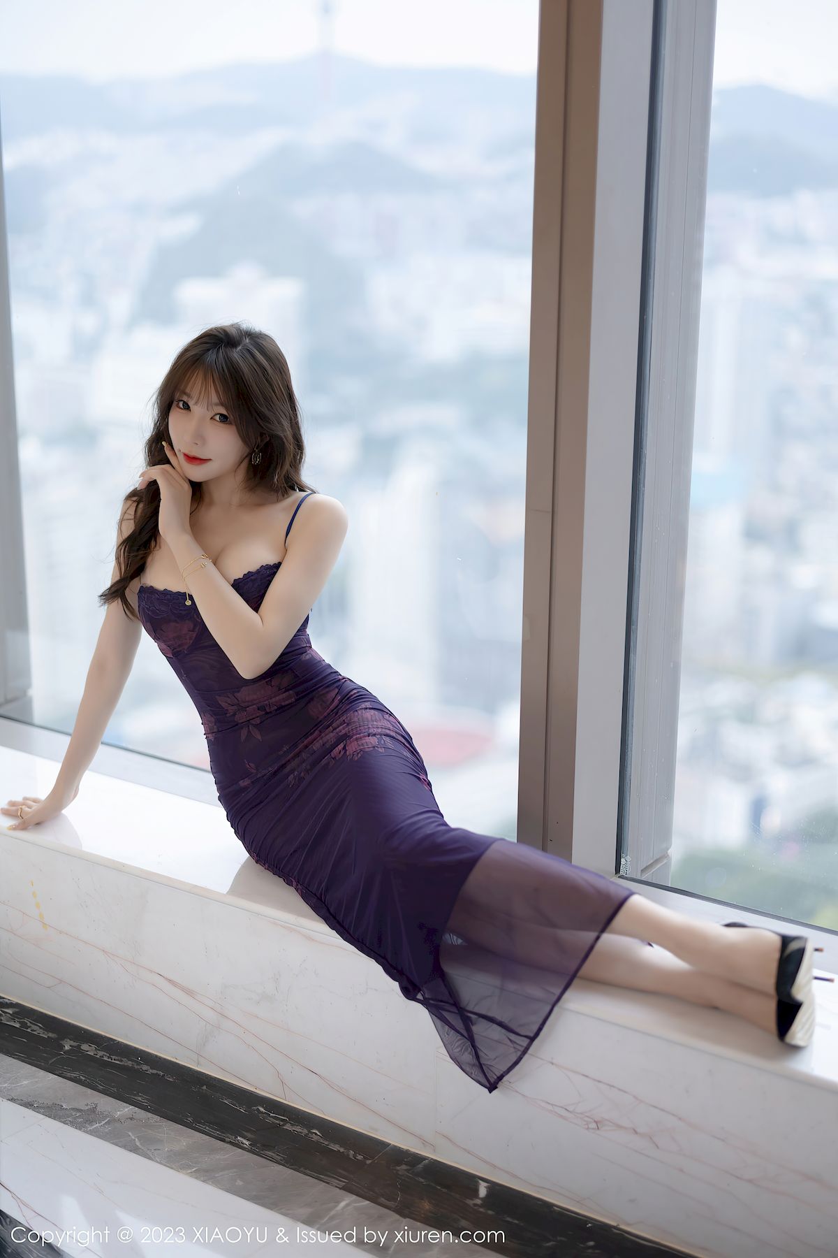 徐莉芝Booty淡紫吊裙搭配魅惑黑丝性感写真