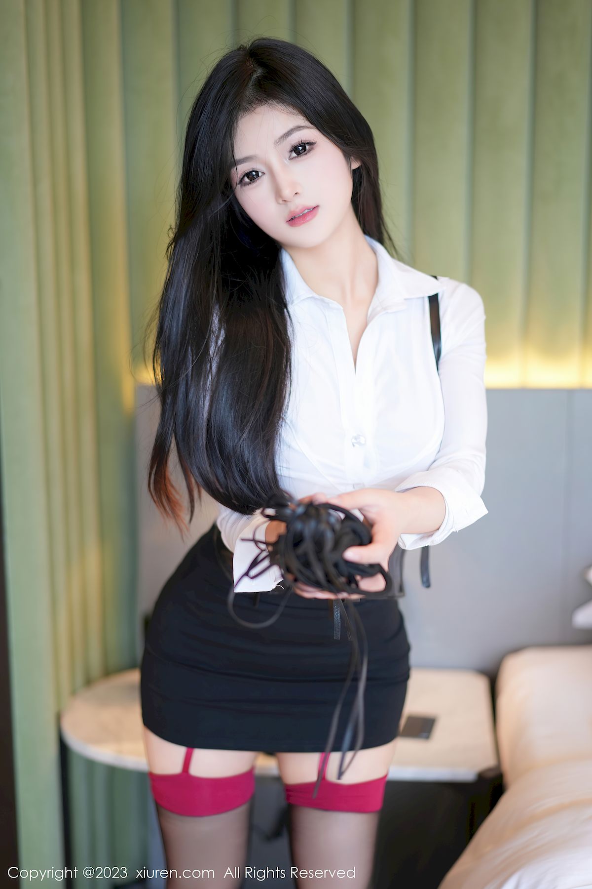 谭小灵白衬衫搭配黑色短裙性感写真