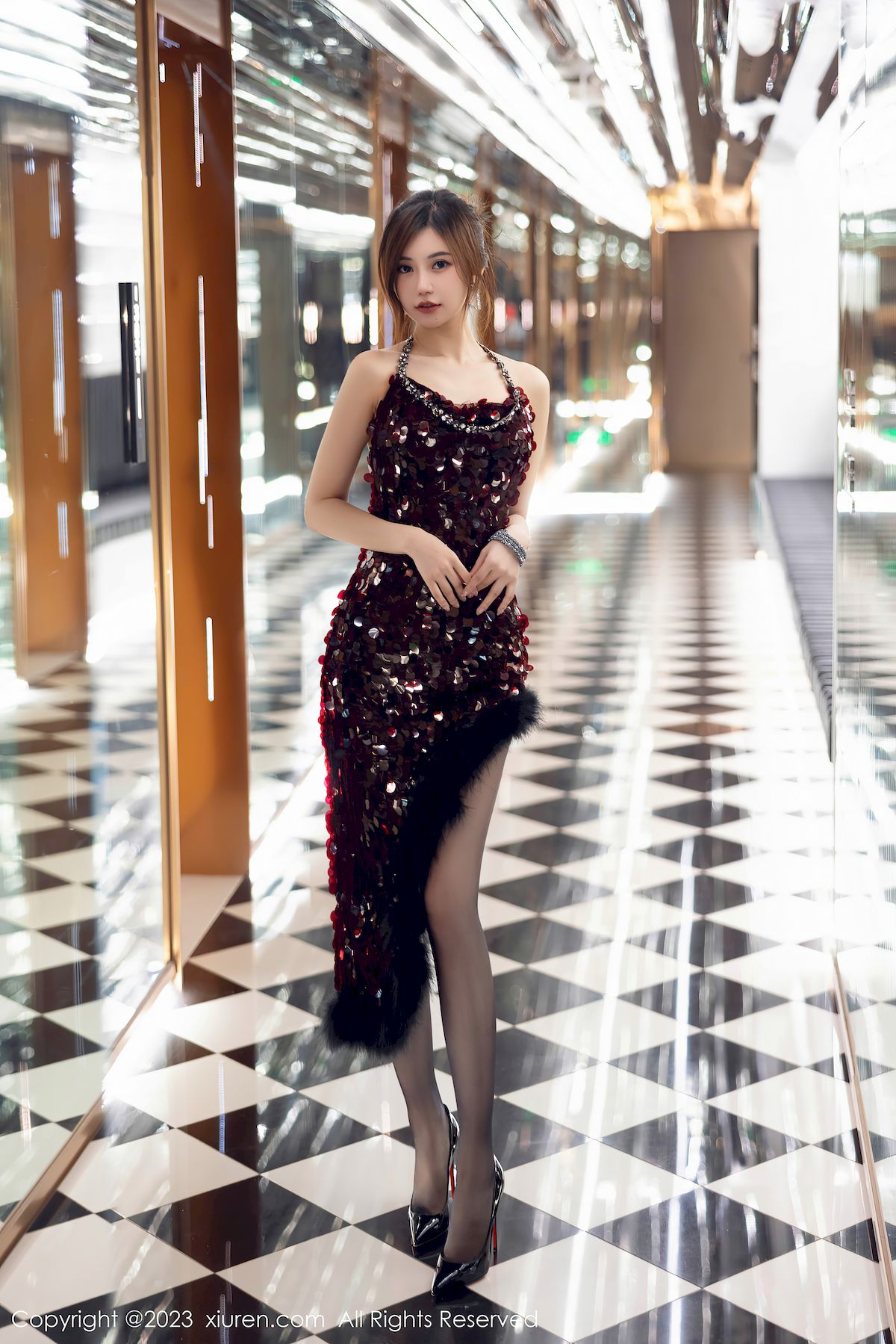 绮里嘉ula红色长裙搭配魅惑黑丝性感写真