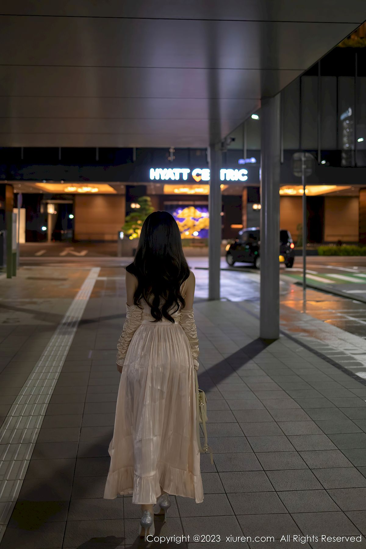 杏子Yada米色上衣搭配米色长裙日本旅拍