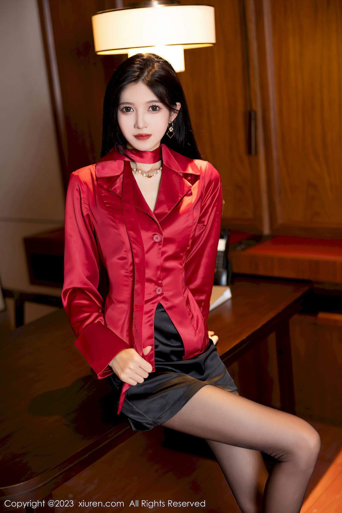 程程程-红色上衣搭配黑色短裙性感写真