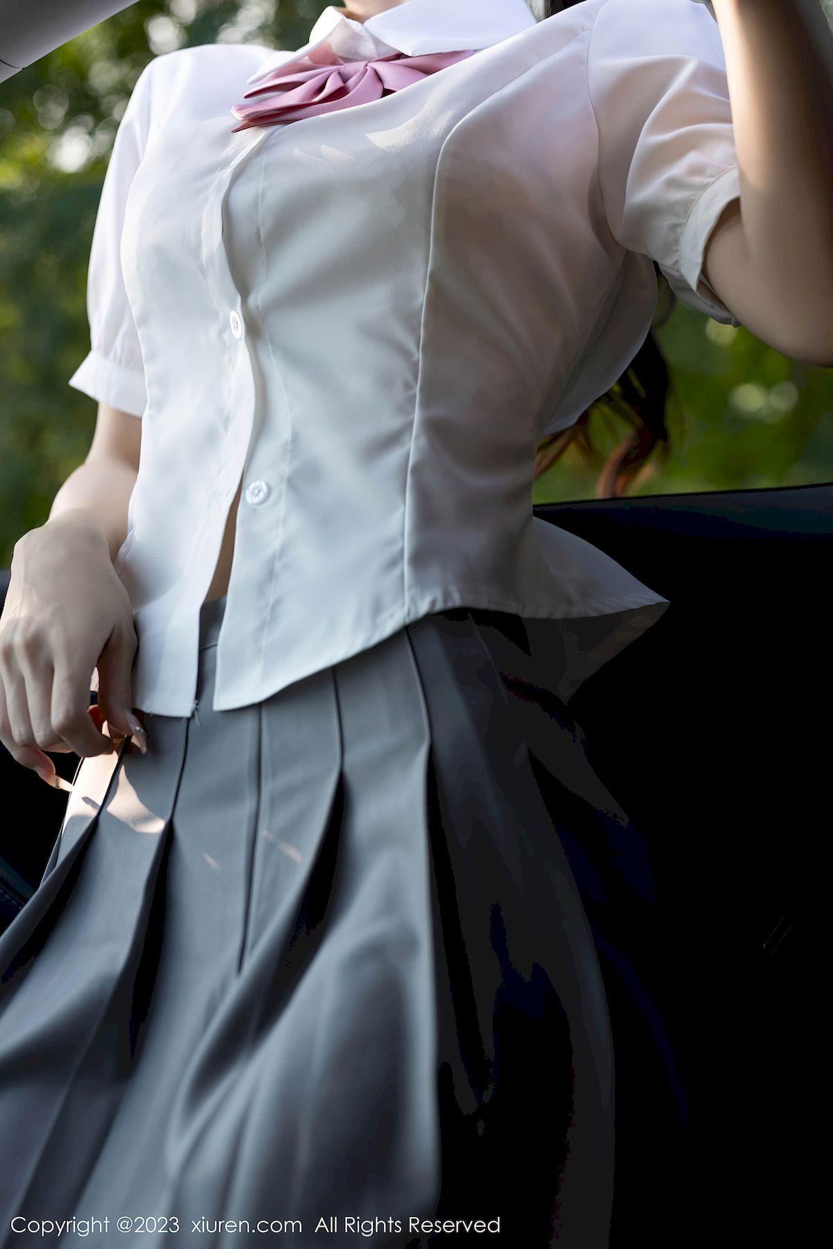 林星阑白色上衣搭配白丝短裙性感写真