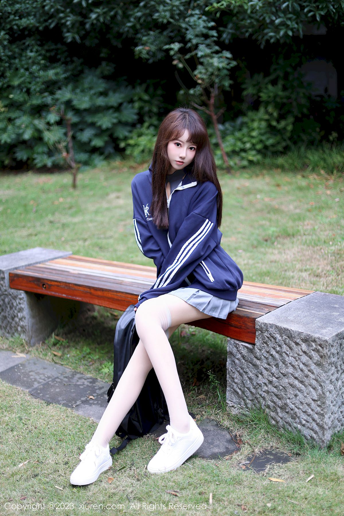 韩系学妹蓝色休息服饰搭配白丝性感写真