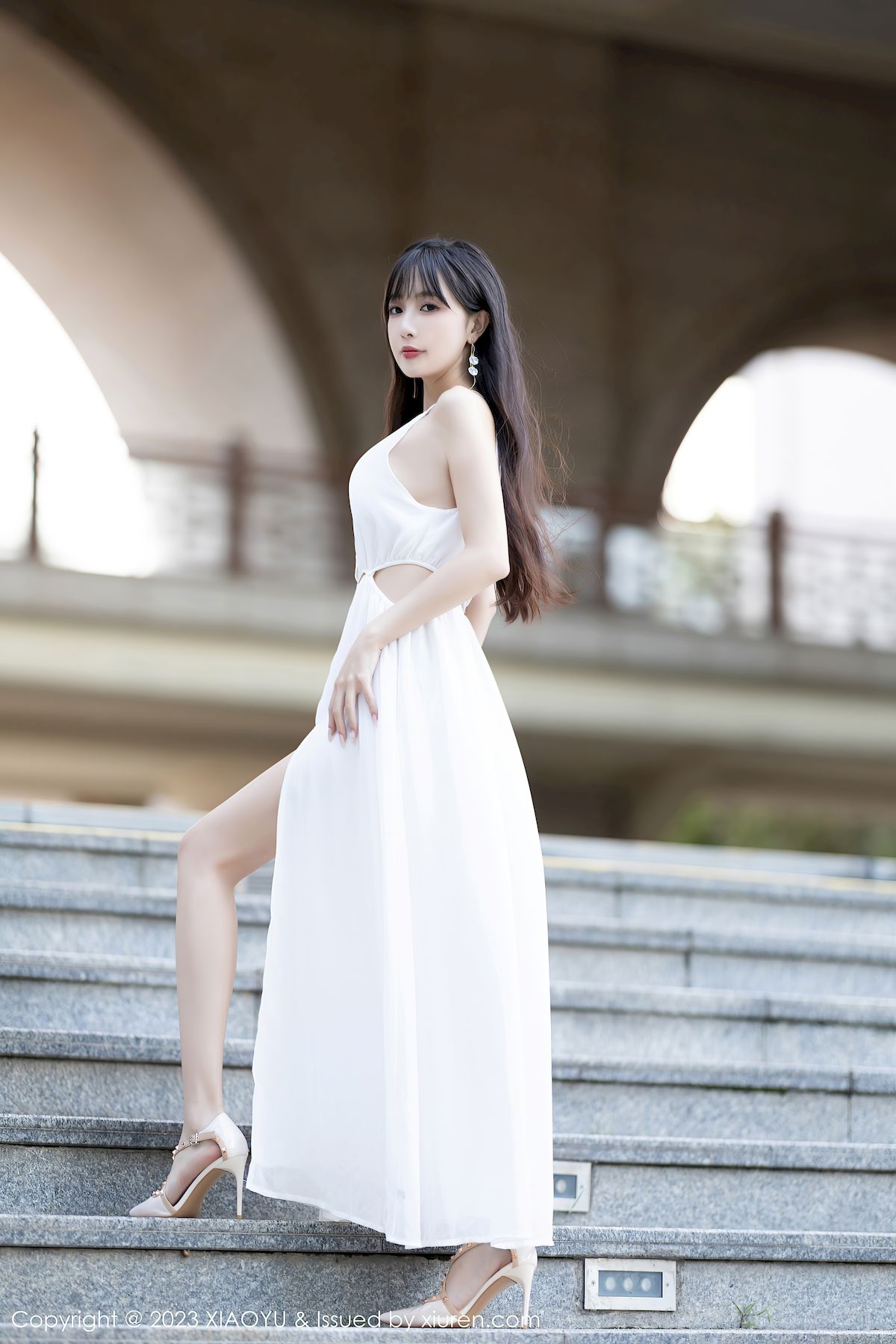 林星阑白色连衣长裙搭配修长美腿海南旅拍