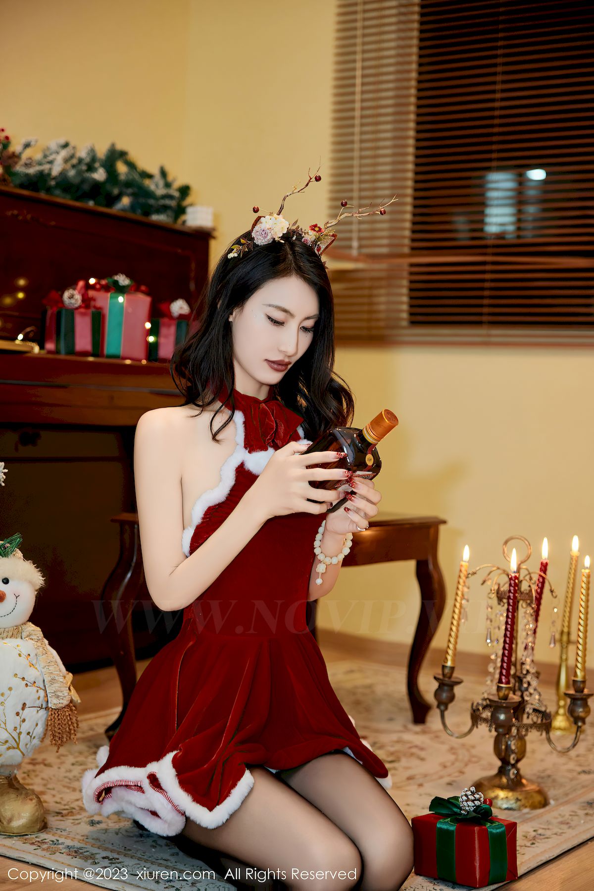 lingyu69红色黑丝服饰圣诞主题性感写真