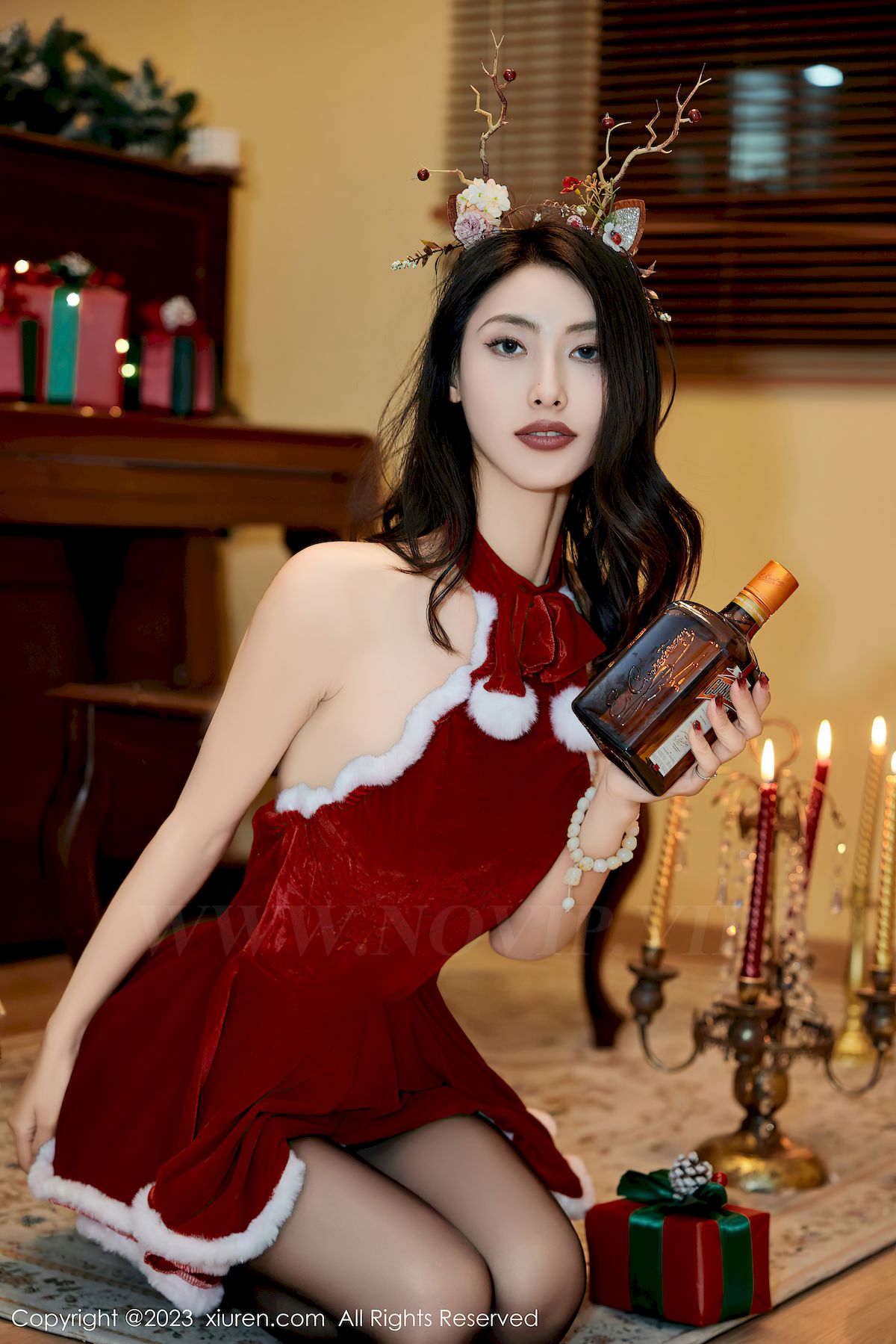 lingyu69红色黑丝服饰圣诞主题性感写真